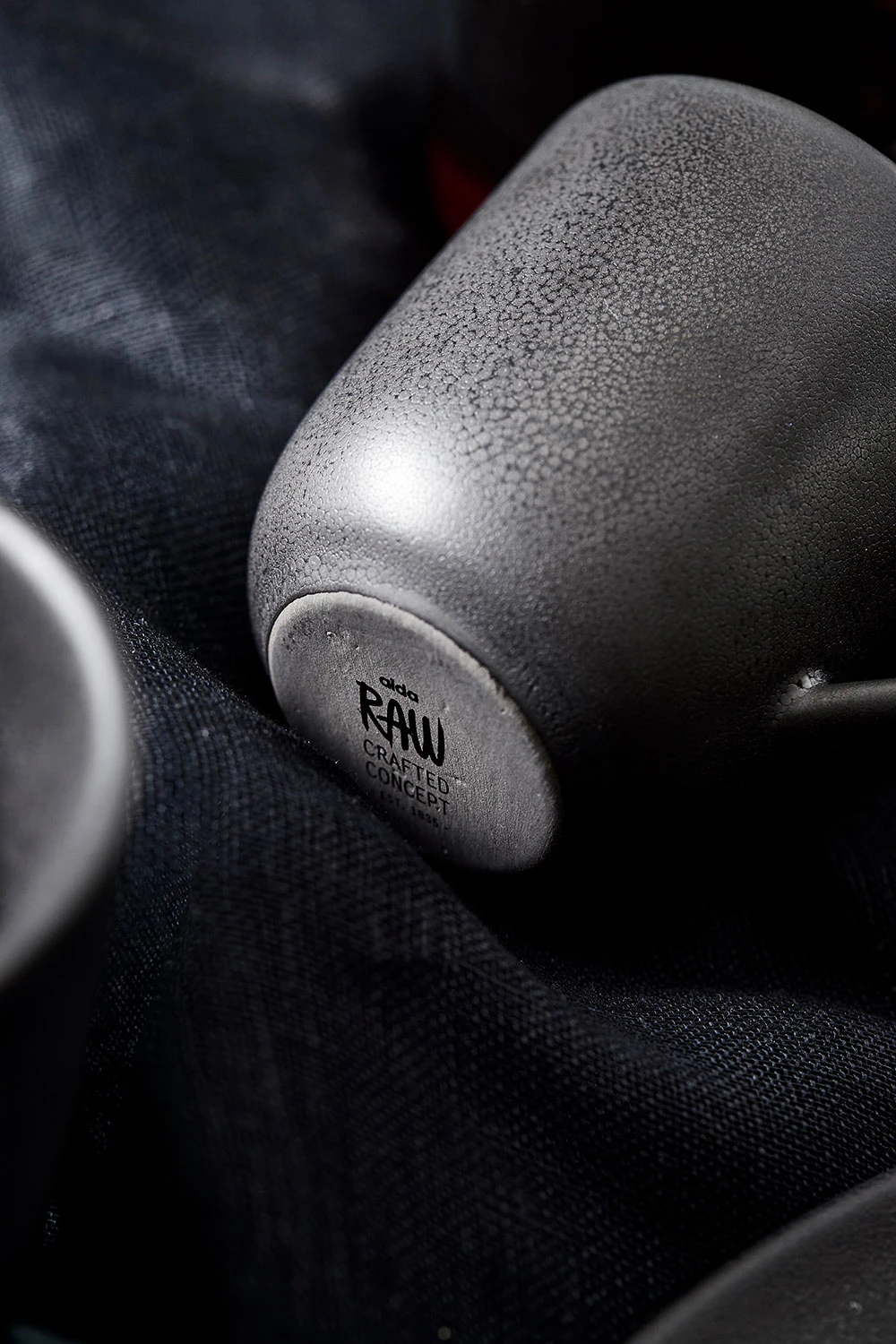 Aida Raw Kaffemugg Med Handtag 20 Cl, titanium black från Aida, bild 5