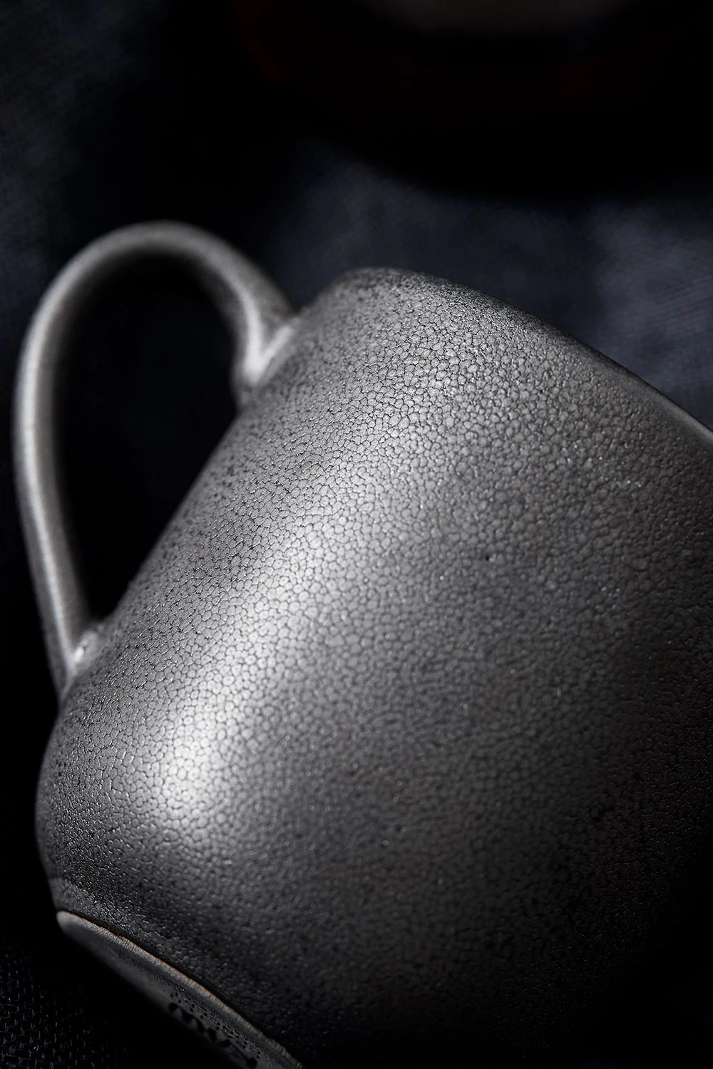 Aida Raw Kaffemugg Med Handtag 20 Cl, titanium black från Aida, bild 4
