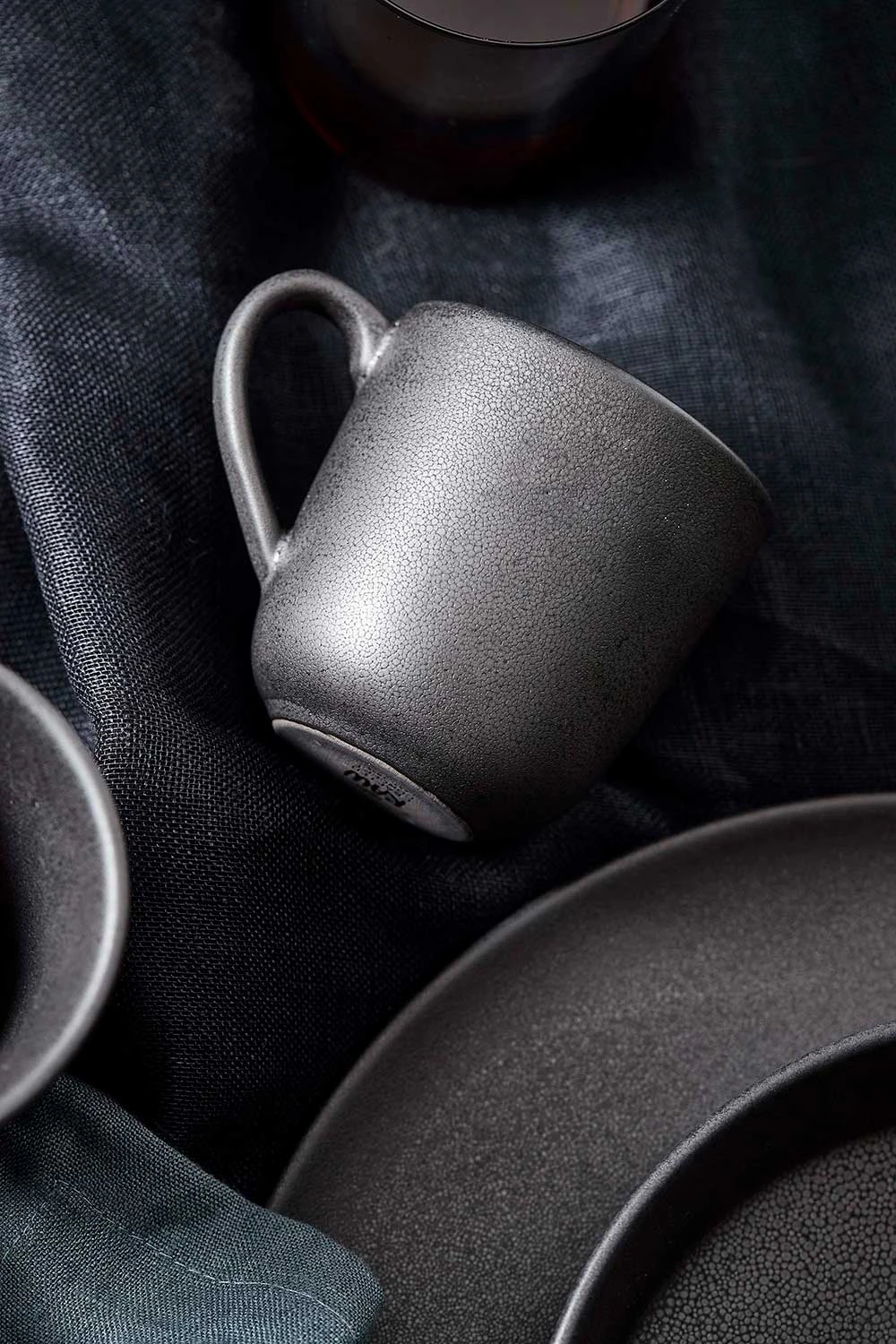 Aida Raw Kaffemugg Med Handtag 20 Cl, titanium black från Aida, bild 2