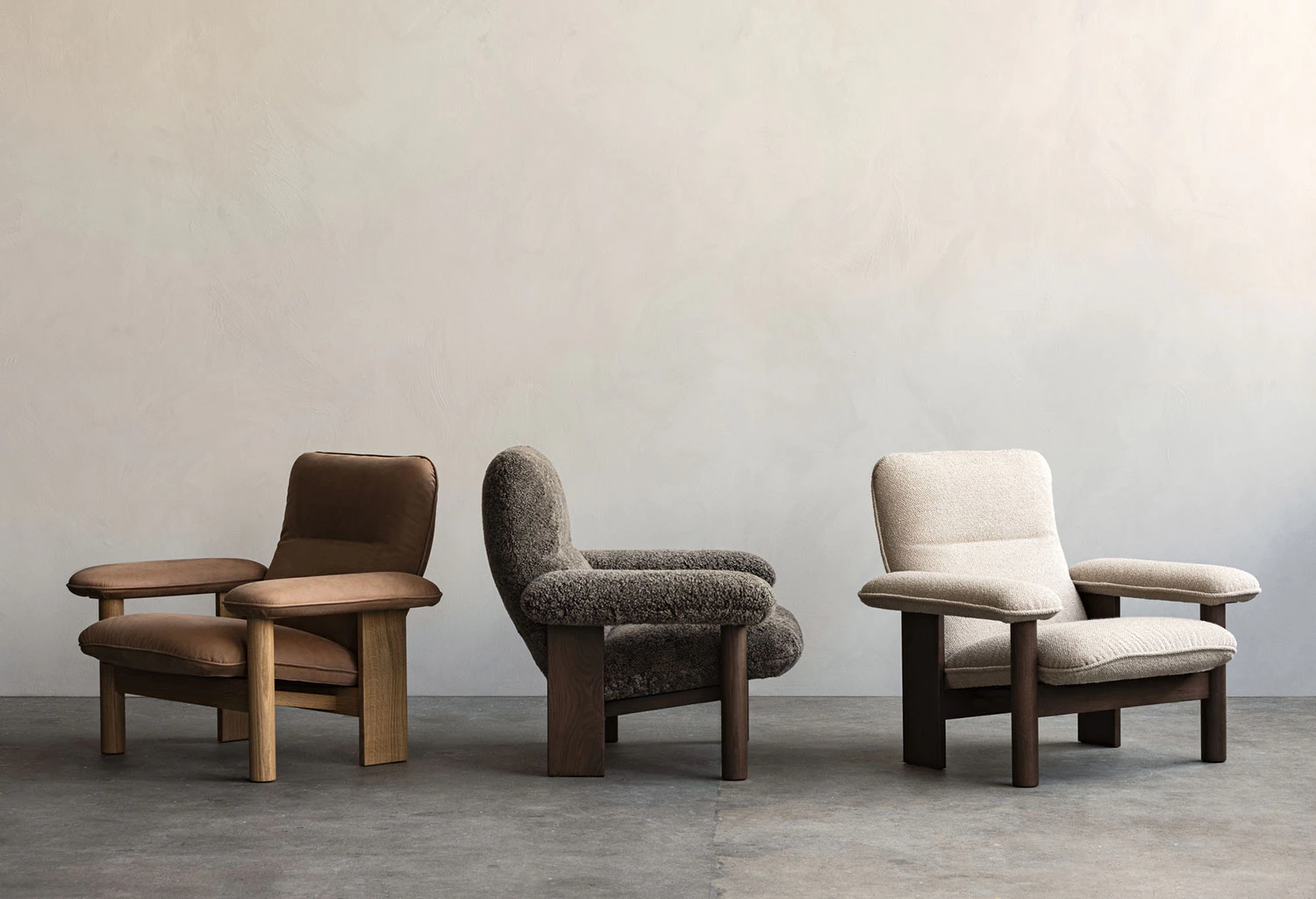 Audo Copenhagen Brasilia Fåtölj Med Ottoman Mörkbetsad Ek, bouclé 02 beige från Audo Copenhagen, bild 3