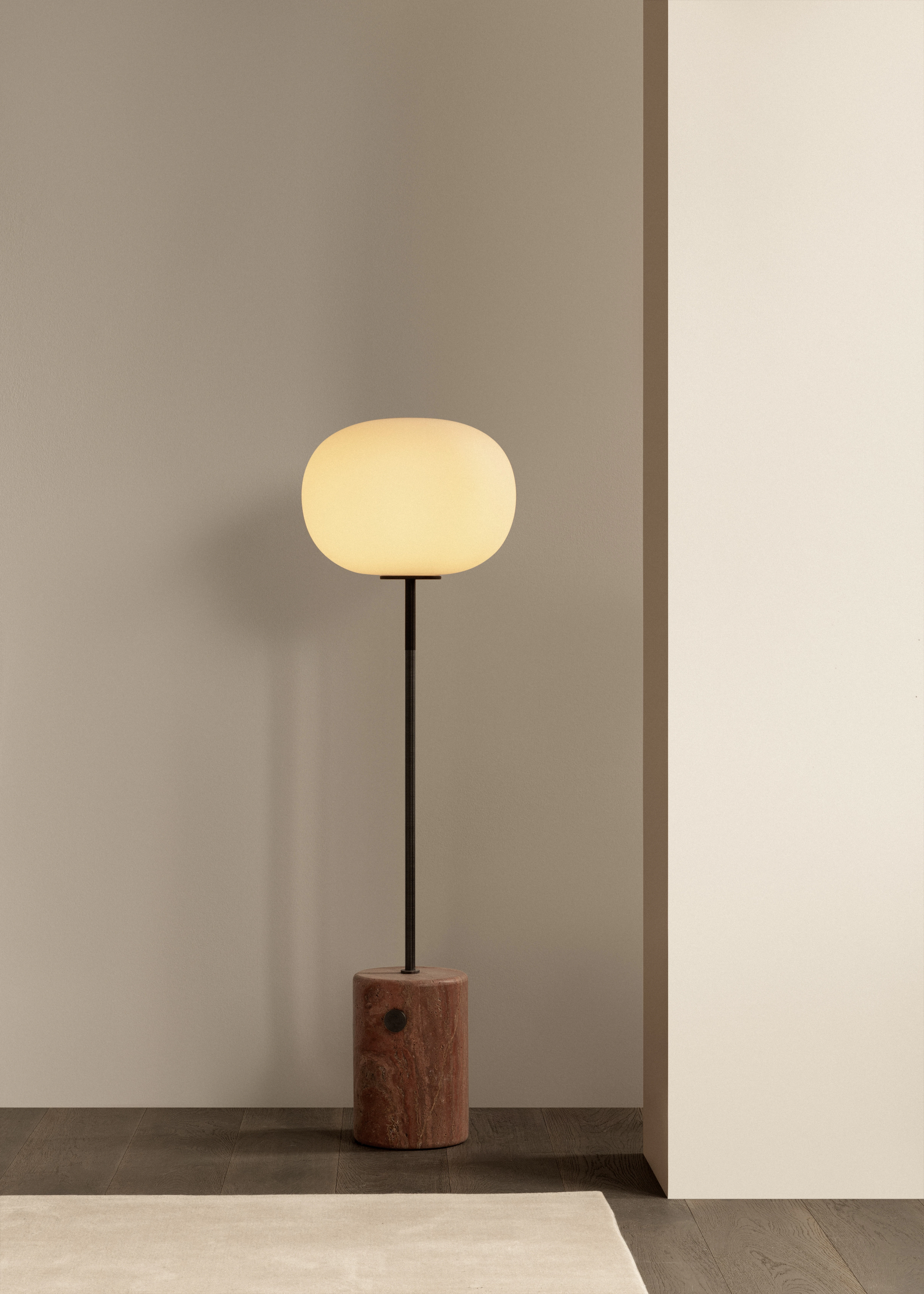 Audo Copenhagen Jwda Golvlampa / Bronserad Mässing, red travertine från Audo Copenhagen, bild 2