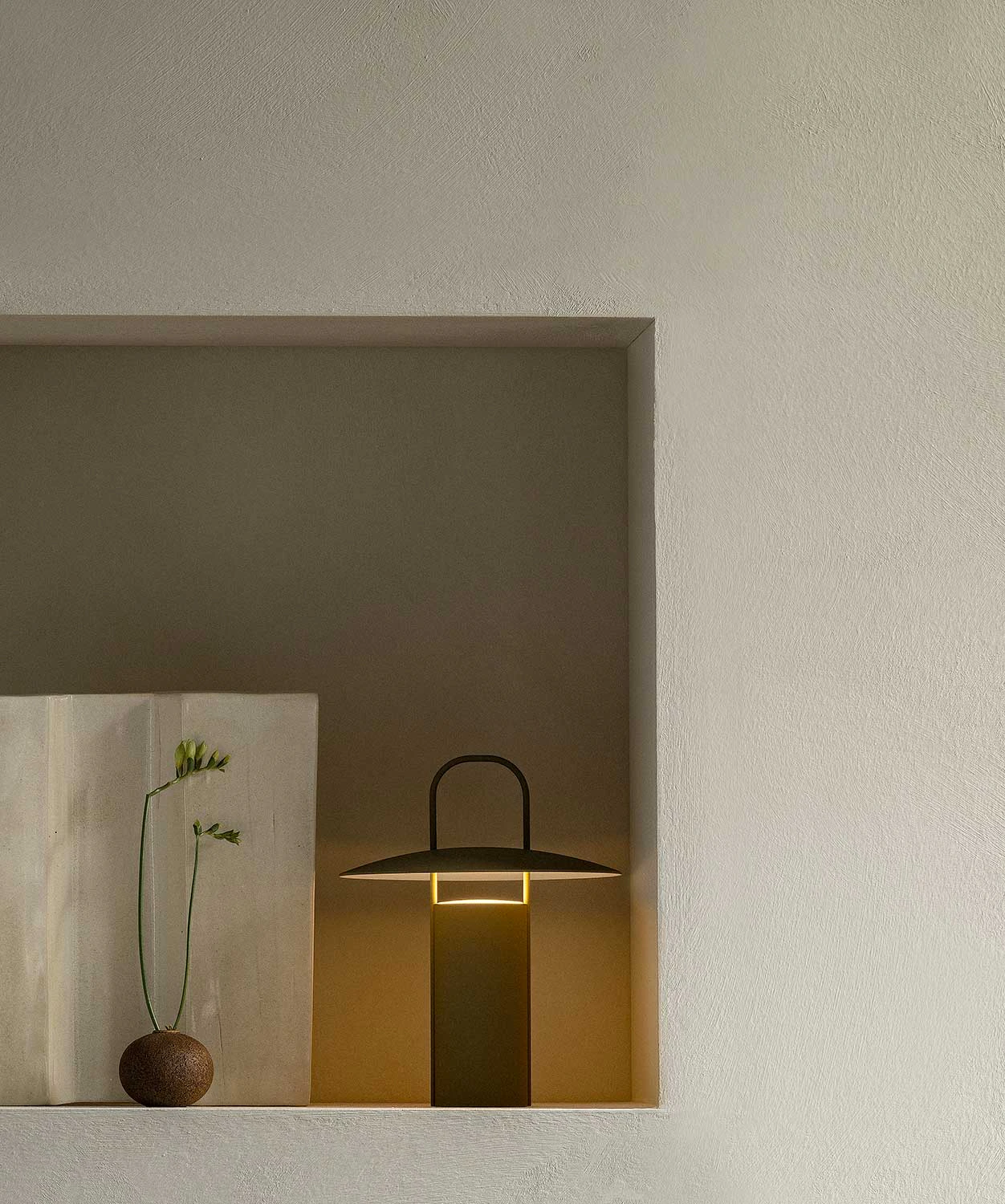 Audo Copenhagen Ray Bordslampa Portabel, dusty green från Audo Copenhagen, bild 2