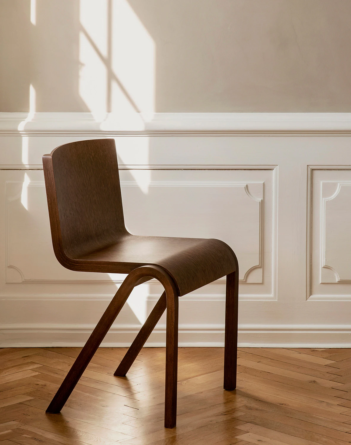 Audo Copenhagen Ready Stol Mörkbetsad Ek, red stained oak från Audo Copenhagen, bild 3
