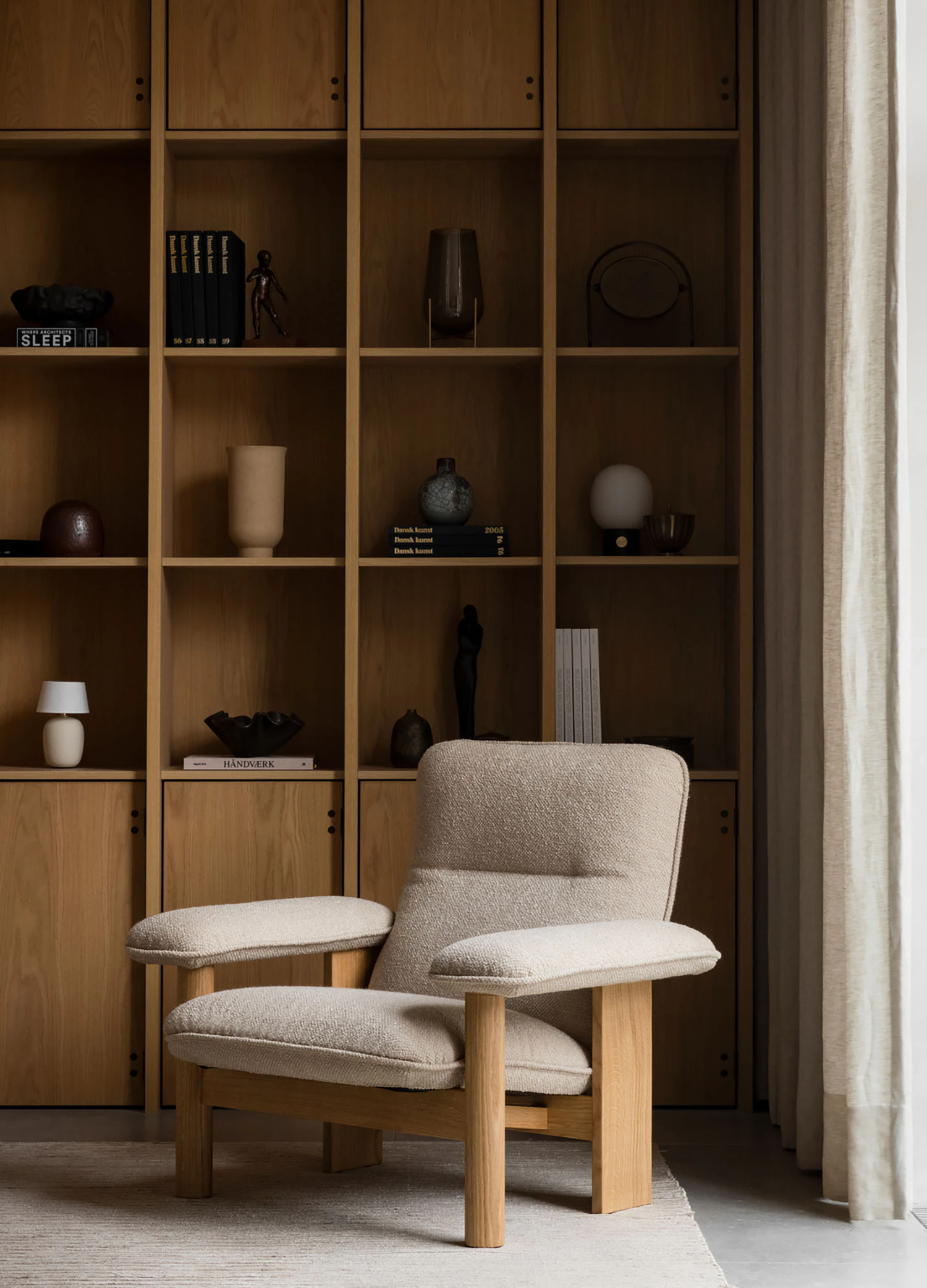 Audo Copenhagen Brasilia Fåtölj Med Ottoman Naturlig Ek, bouclé 02 beige från Audo Copenhagen, bild 5