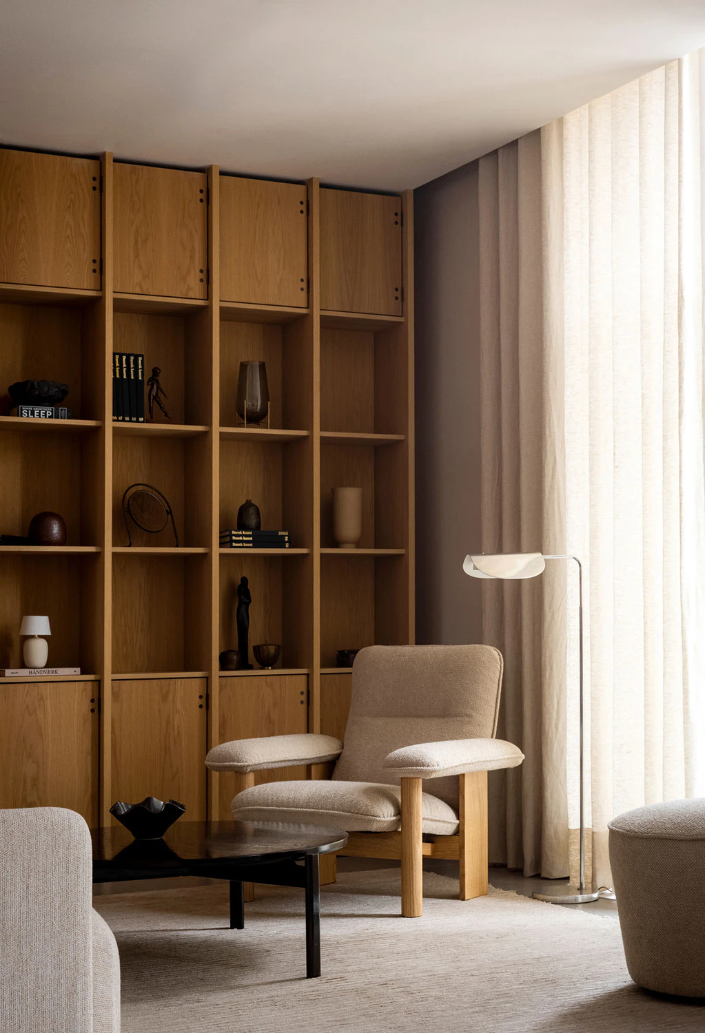 Audo Copenhagen Brasilia Fåtölj Med Ottoman Naturlig Ek, bouclé 02 beige från Audo Copenhagen, bild 4