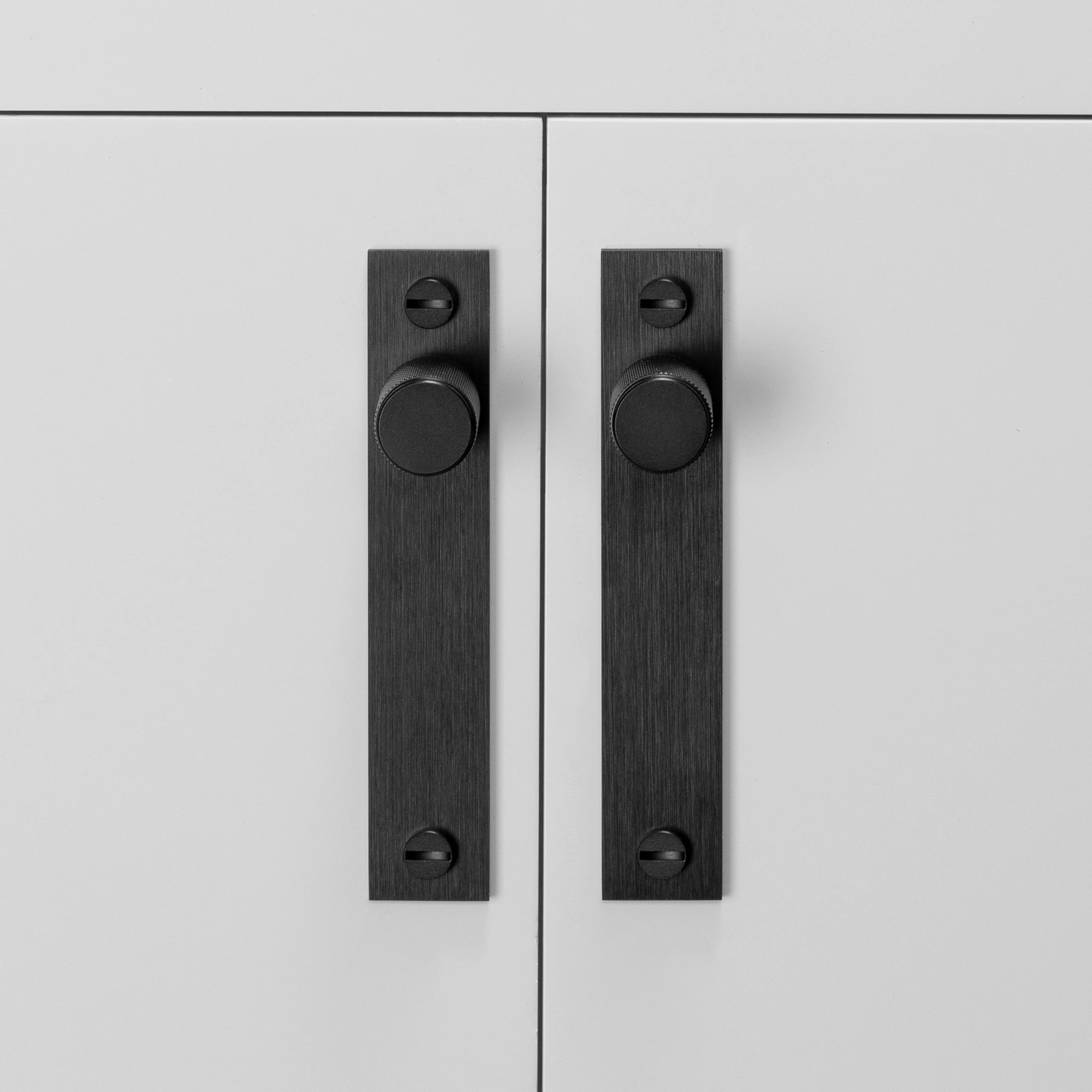Buster + Punch Cross Plate Knopp 2-pack, svart från Buster + Punch, bild 3