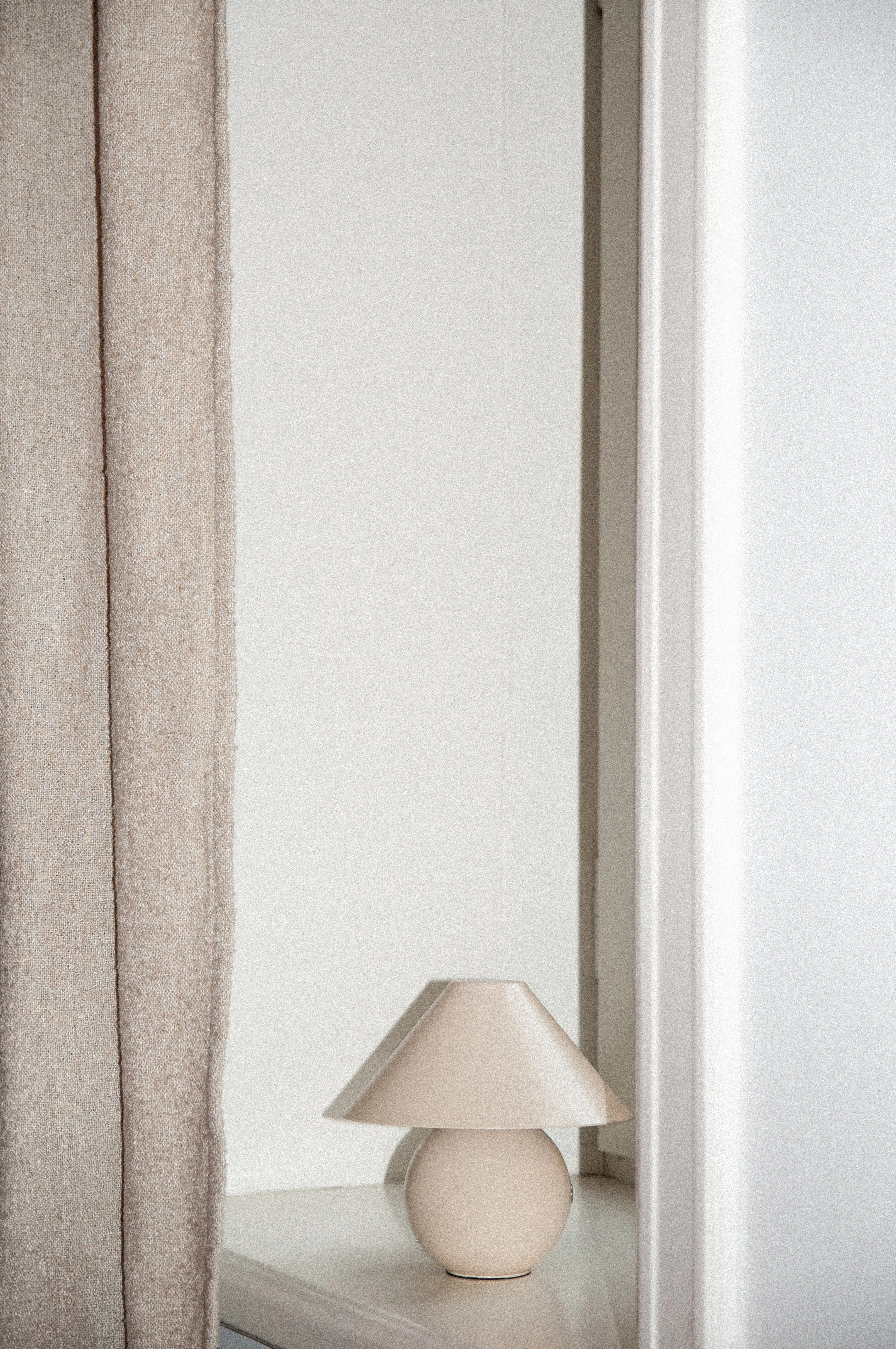 Decotique Cosmo Bordslampa Portabel, beige från Decotique, bild 2