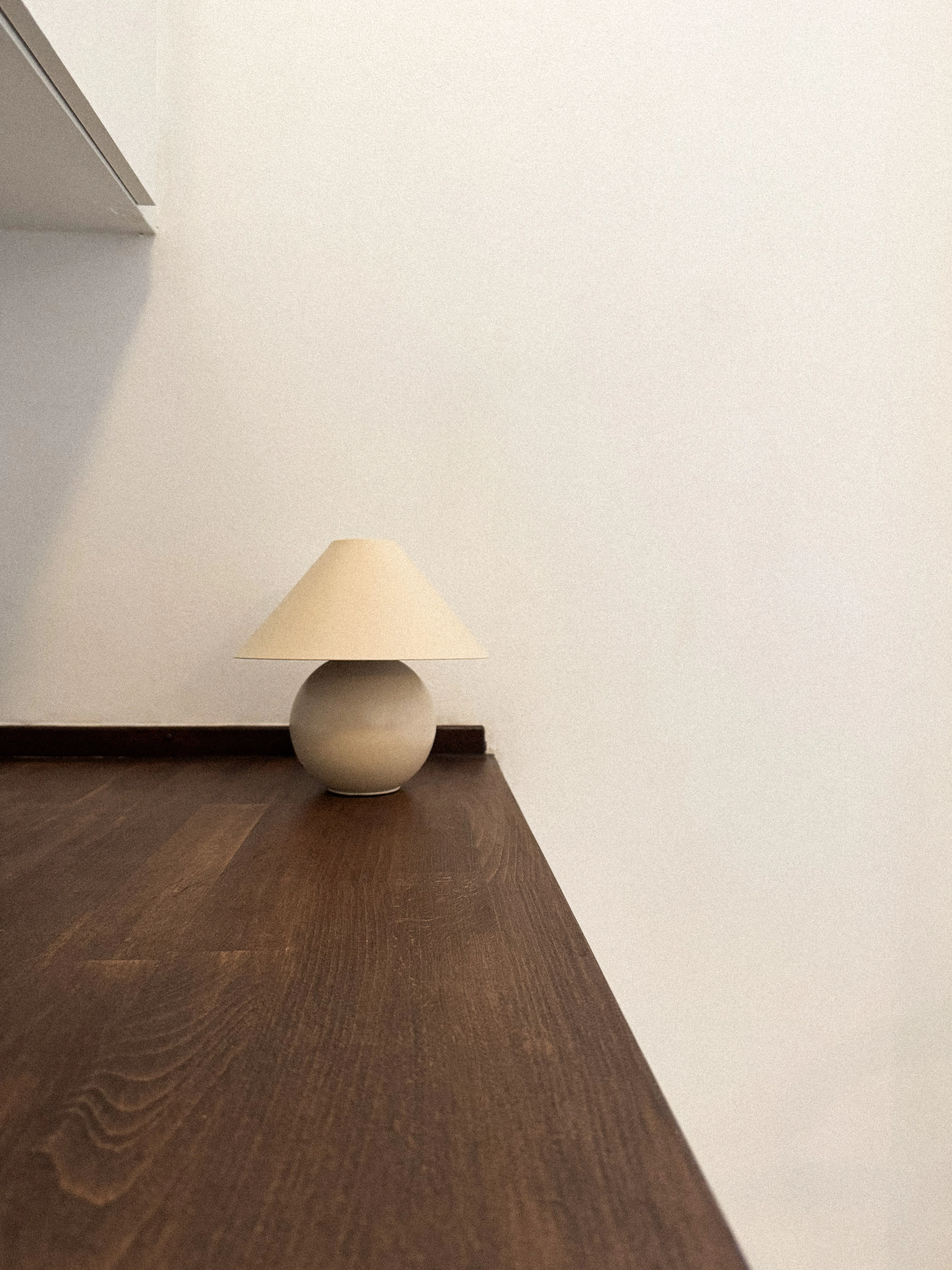 Decotique Cosmo Bordslampa Portabel, beige från Decotique, bild 3