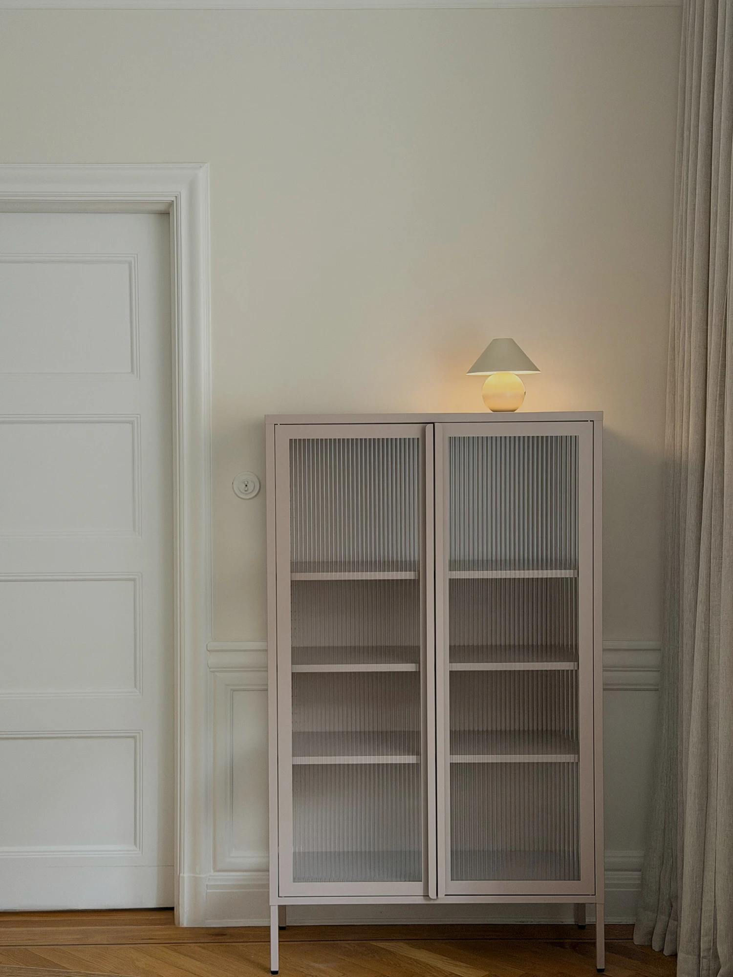 Decotique Cosmo Bordslampa Portabel, beige från Decotique, bild 6