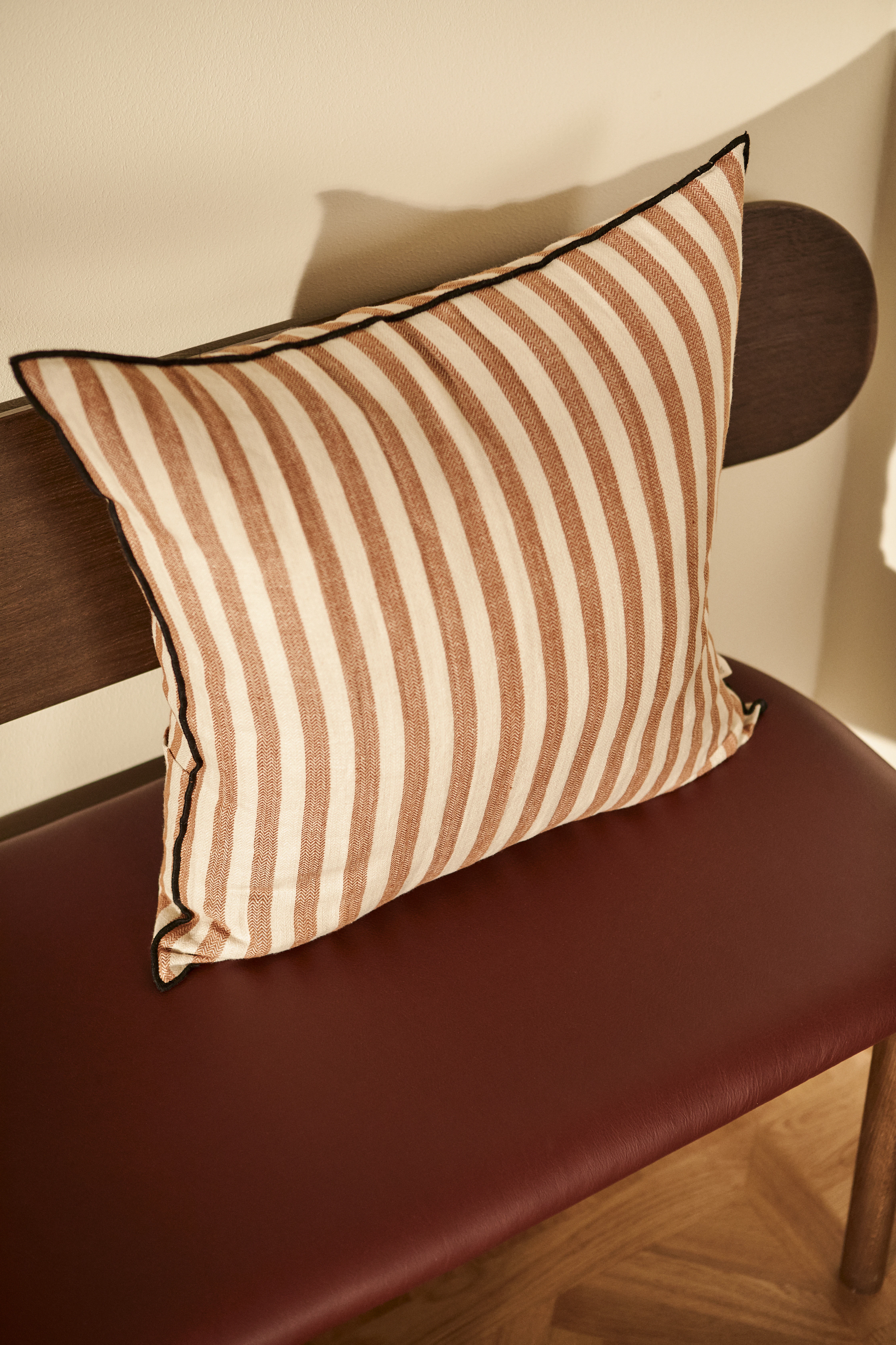Decotique Outline Stripe Kudde 50x50 Cm, senapsgul från Decotique, bild 5