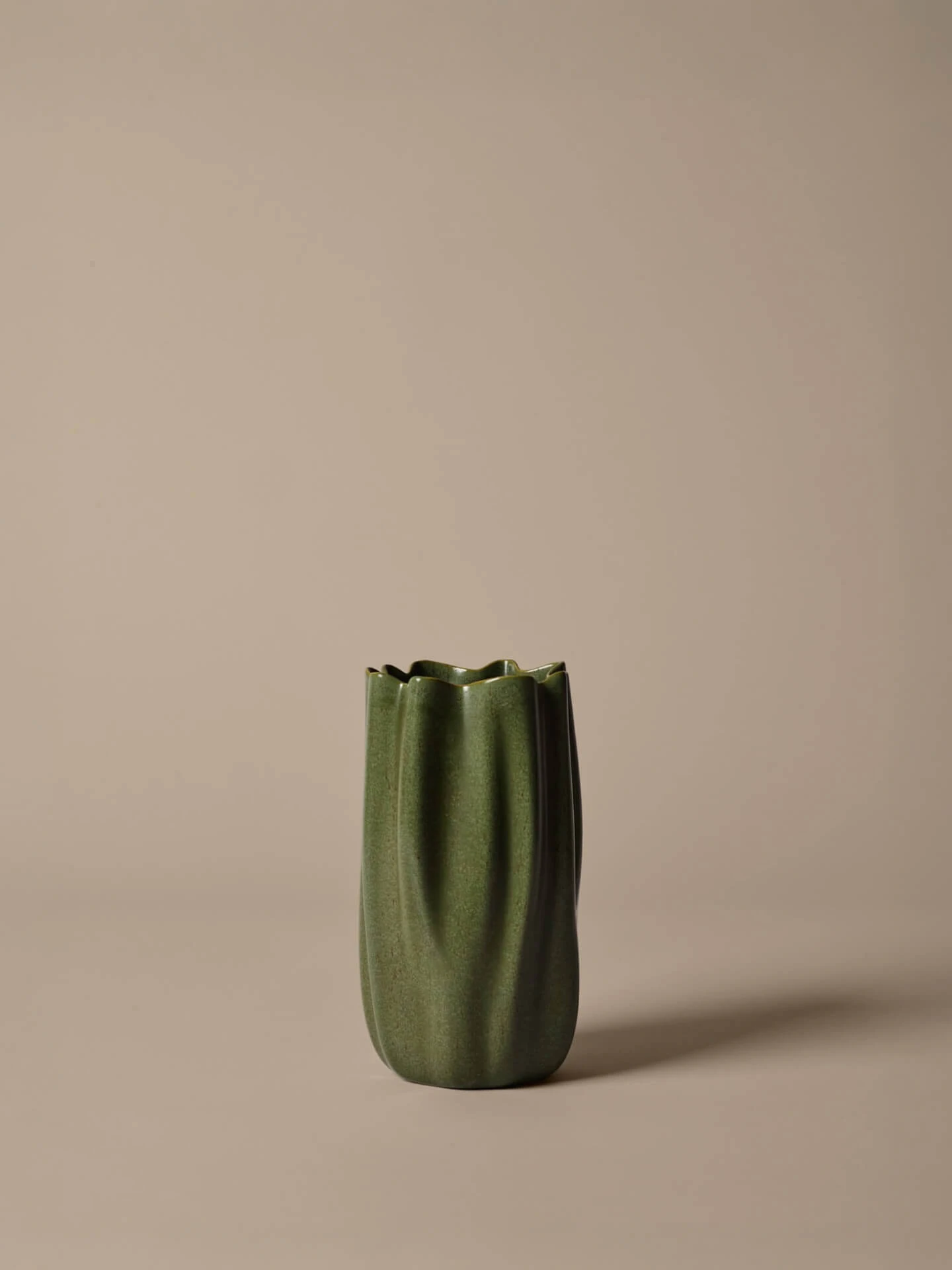 Ferm Living Nium Vas 23 Cm, dark sage från Ferm Living, bild 2