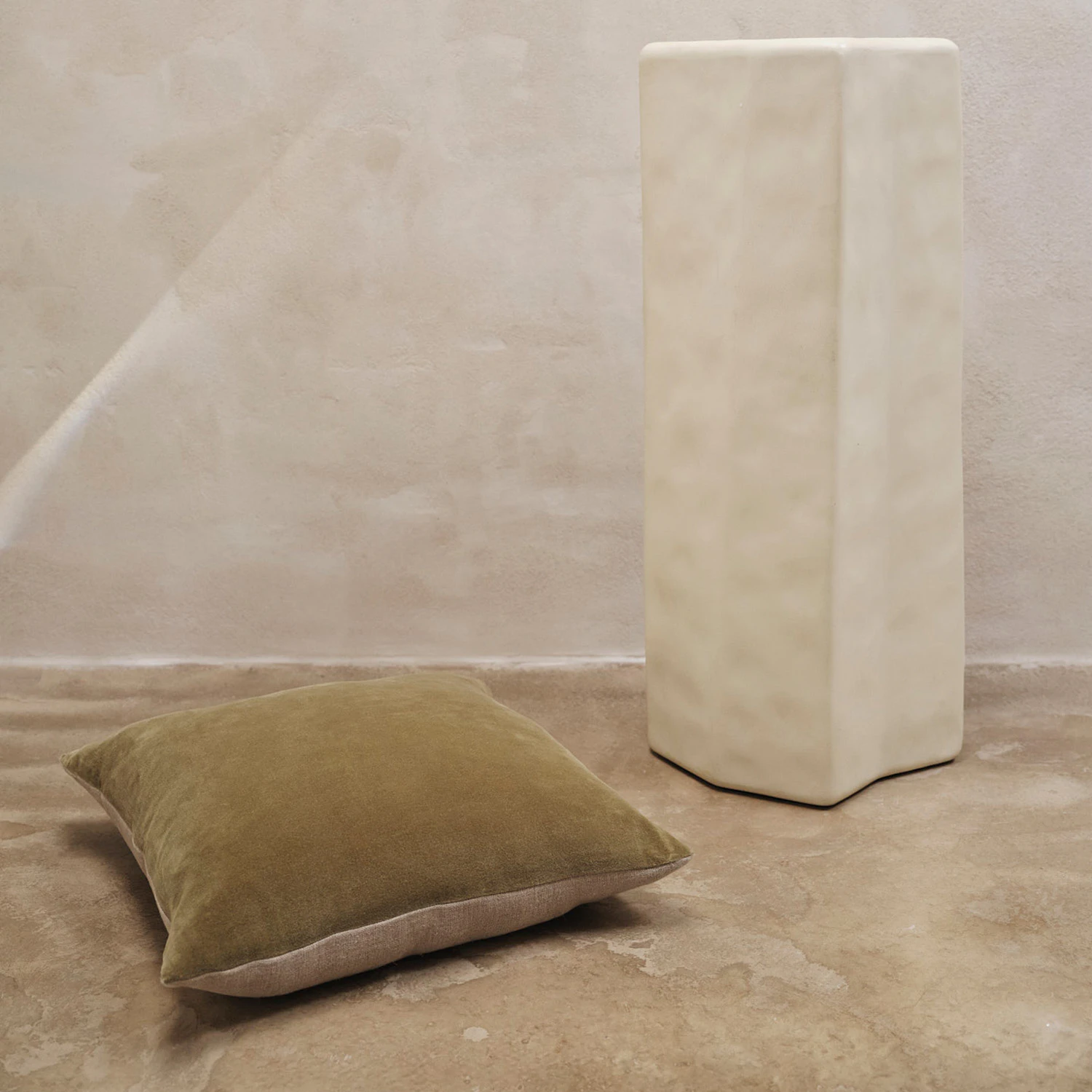 Ferm Living Senti Cushion Prydnadskudde 50x50 Cm, khaki från Ferm Living, bild 3