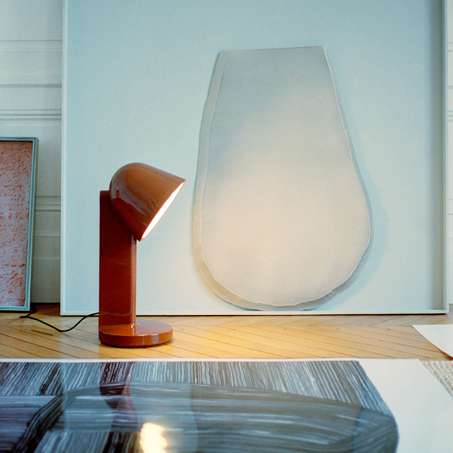 Flos Céramique Down Bordslampa, roströd från Flos, bild 5