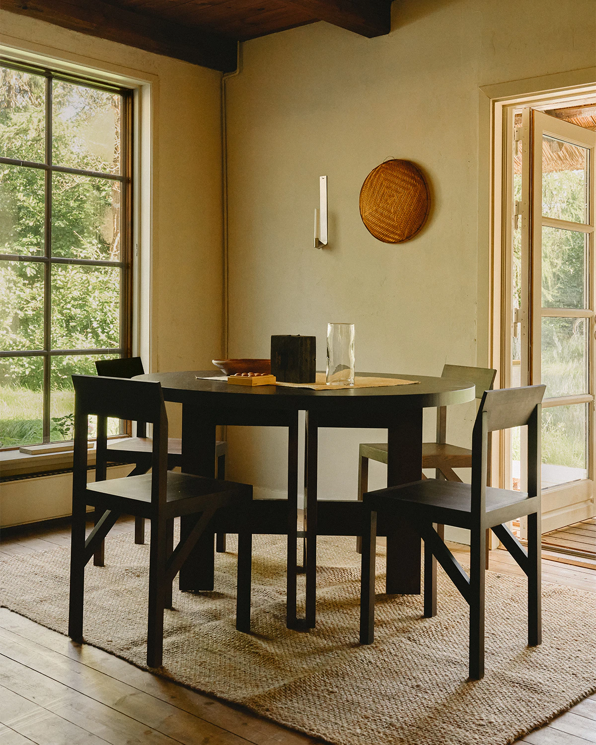 Frama Farmhouse Matbord Ø120 Cm Mörkbrun, mörkbetsad ek från Frama, bild 2