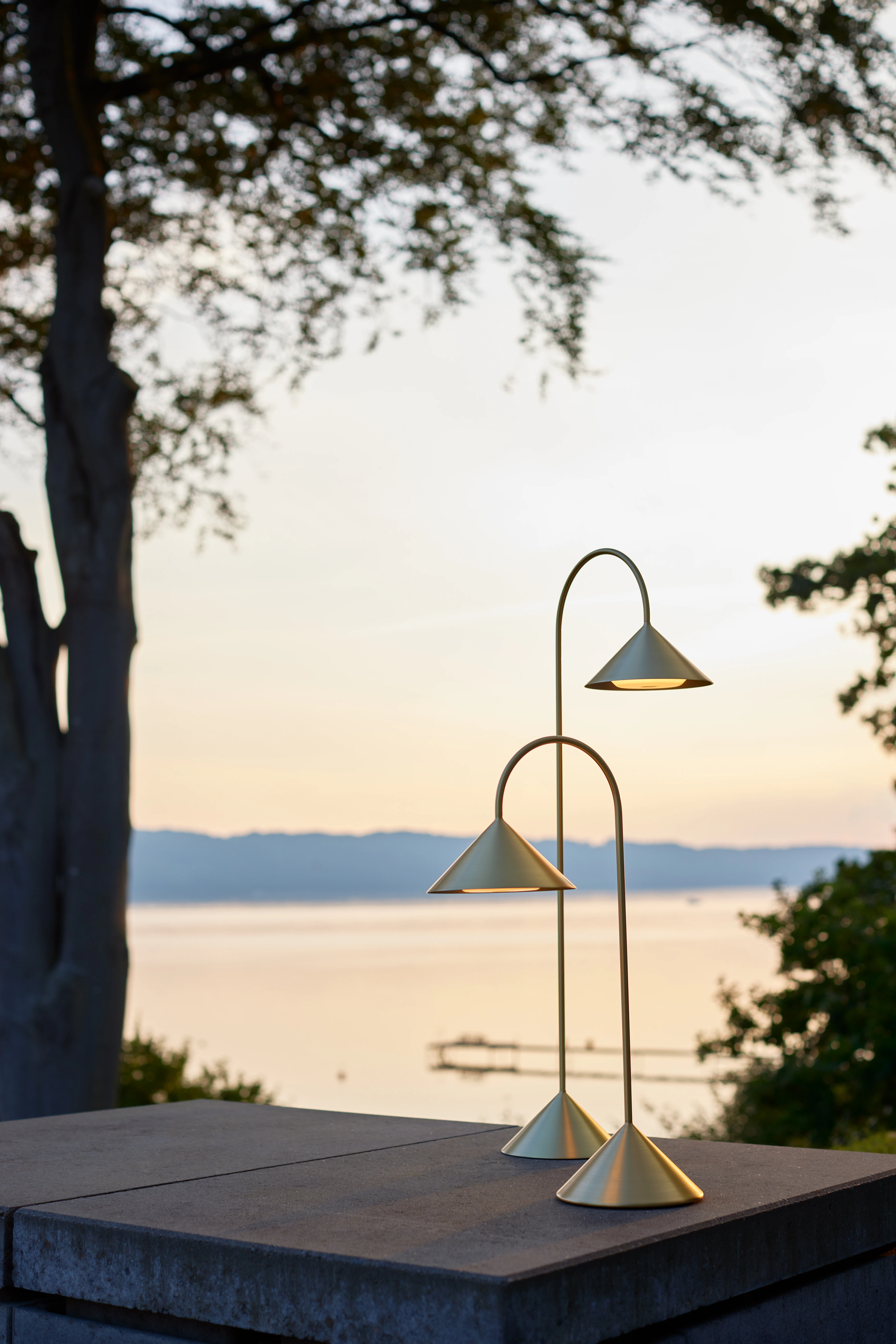 Frandsen Grasp Bordslampa Portabel, mässing från Frandsen, bild 4