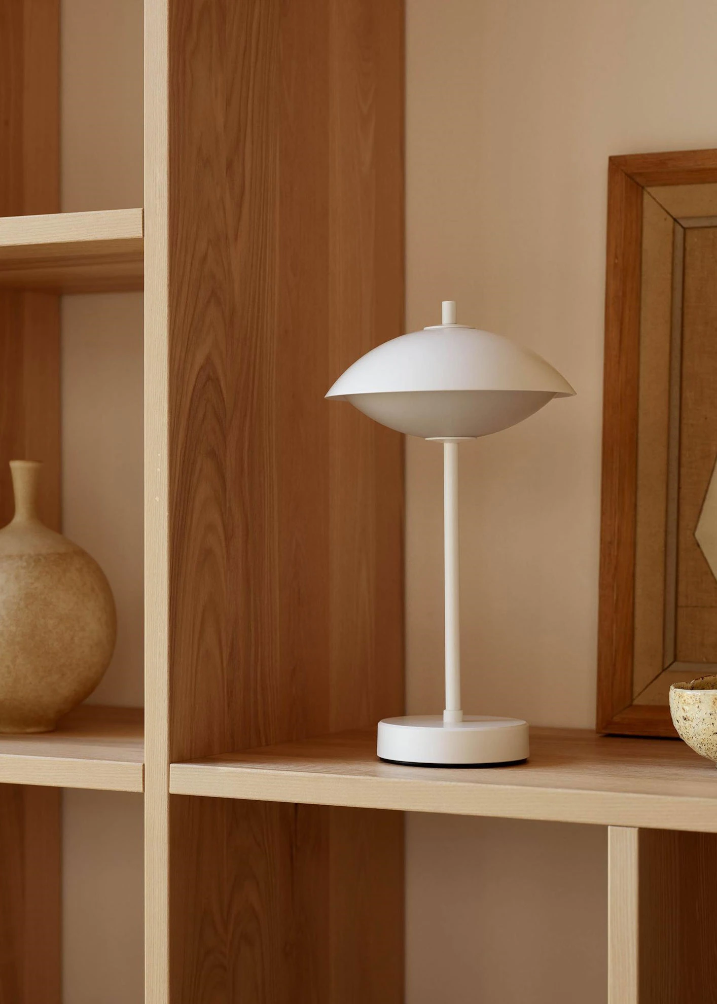 Fritz Hansen Clam Bordslampa Portabel, vit från Fritz Hansen, bild 5
