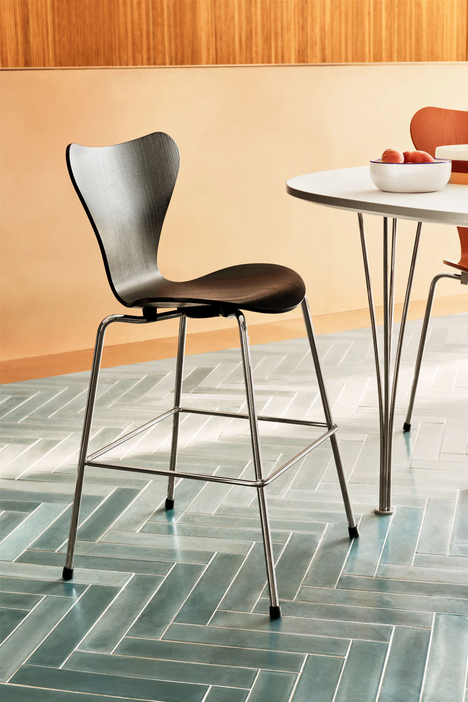 Fritz Hansen Serie 7 Juniorstol, svart från Fritz Hansen, bild 2