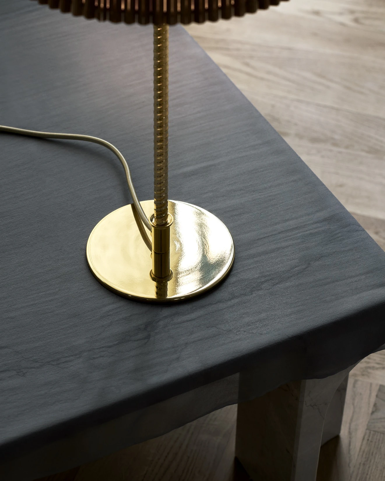 Gubi 9205 Bordslampa, mässing från GUBI, bild 2