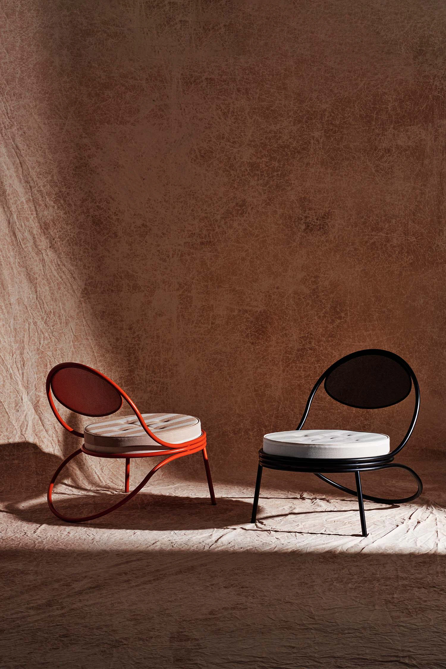 Gubi Copacabana Loungestol / Leslie Stripe, svart från GUBI, bild 5