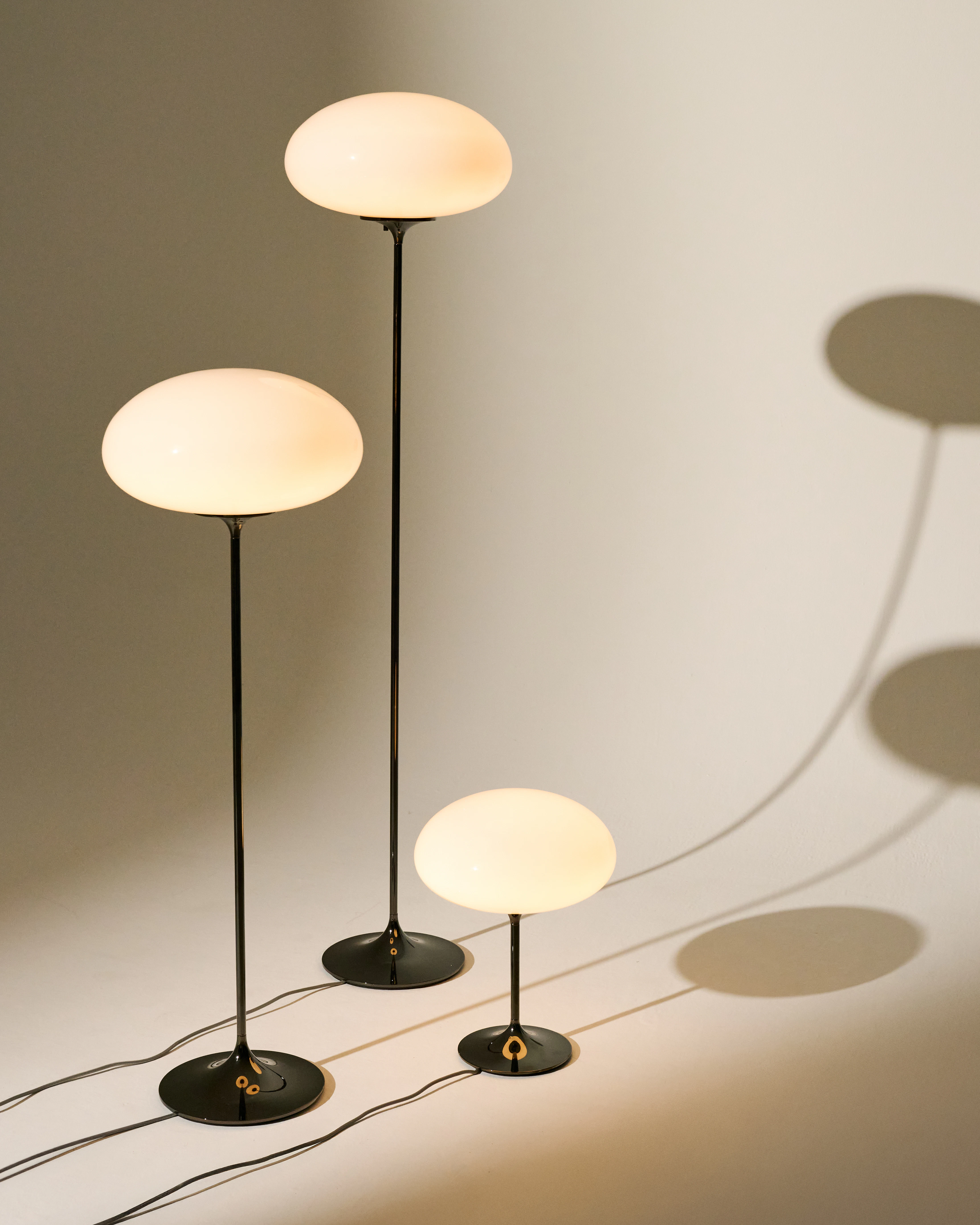 Gubi Stemlite Golvlampa, svart krom från GUBI, bild 5