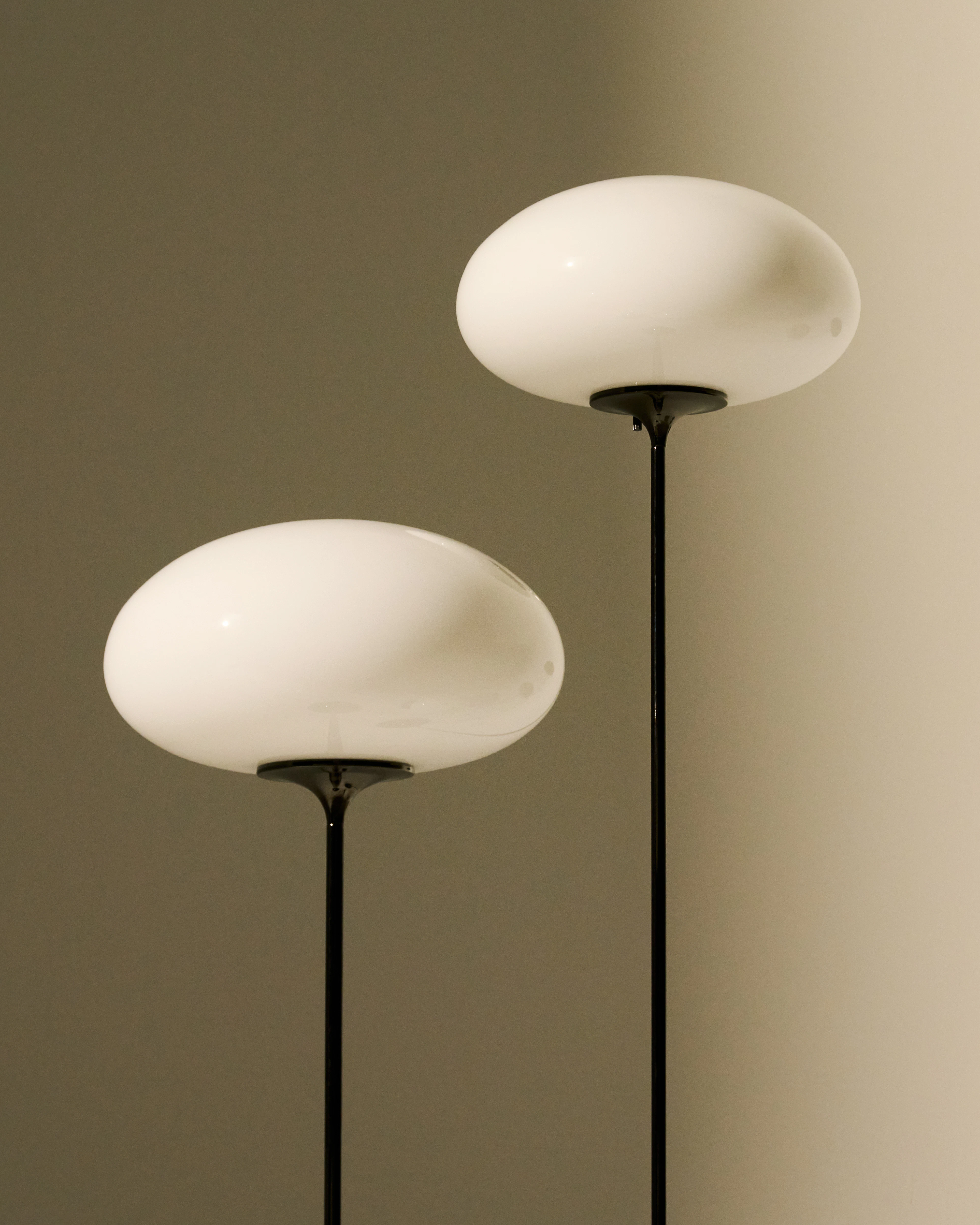Gubi Stemlite Golvlampa, svart krom från GUBI, bild 4