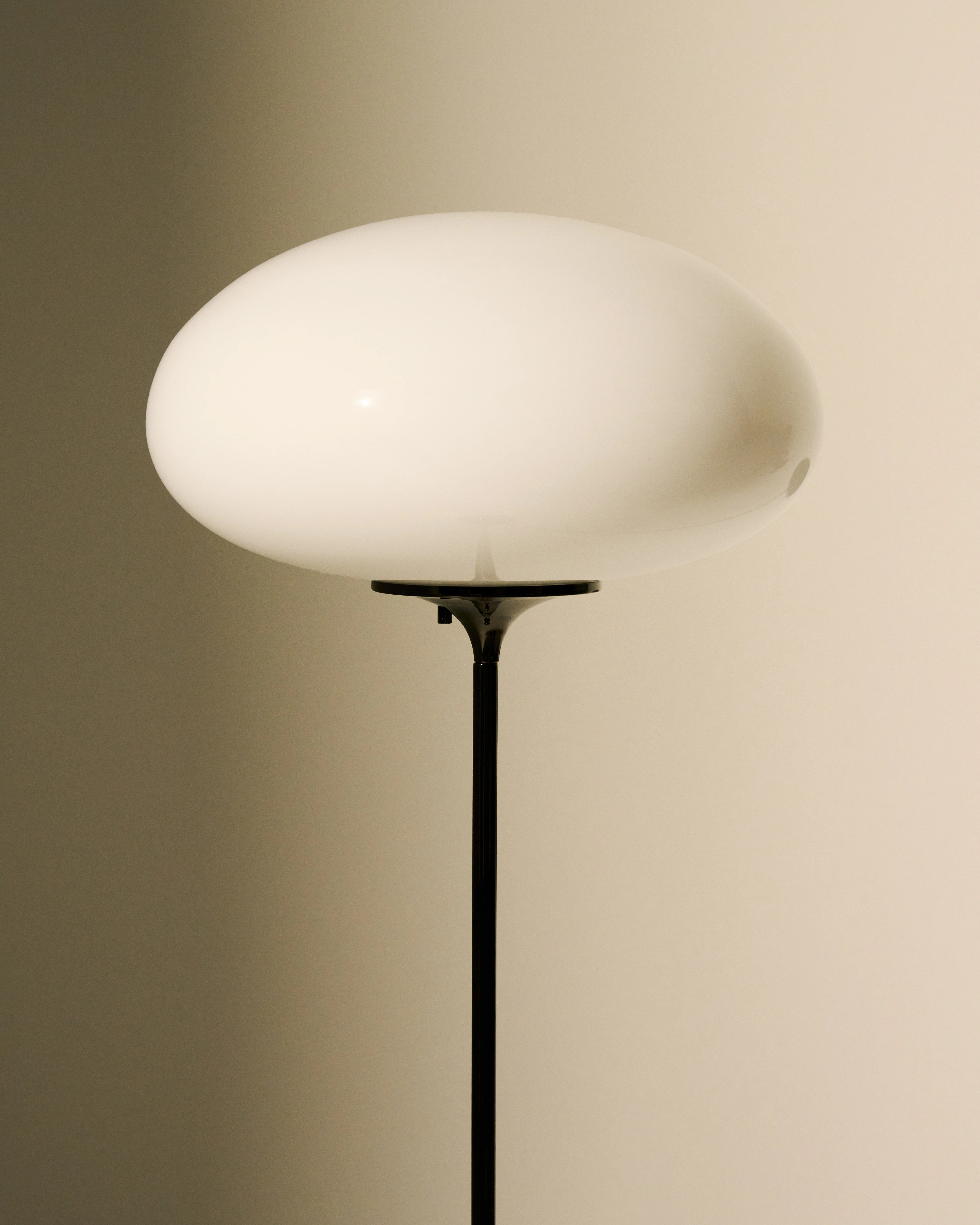 Gubi Stemlite Golvlampa, svart krom från GUBI, bild 2