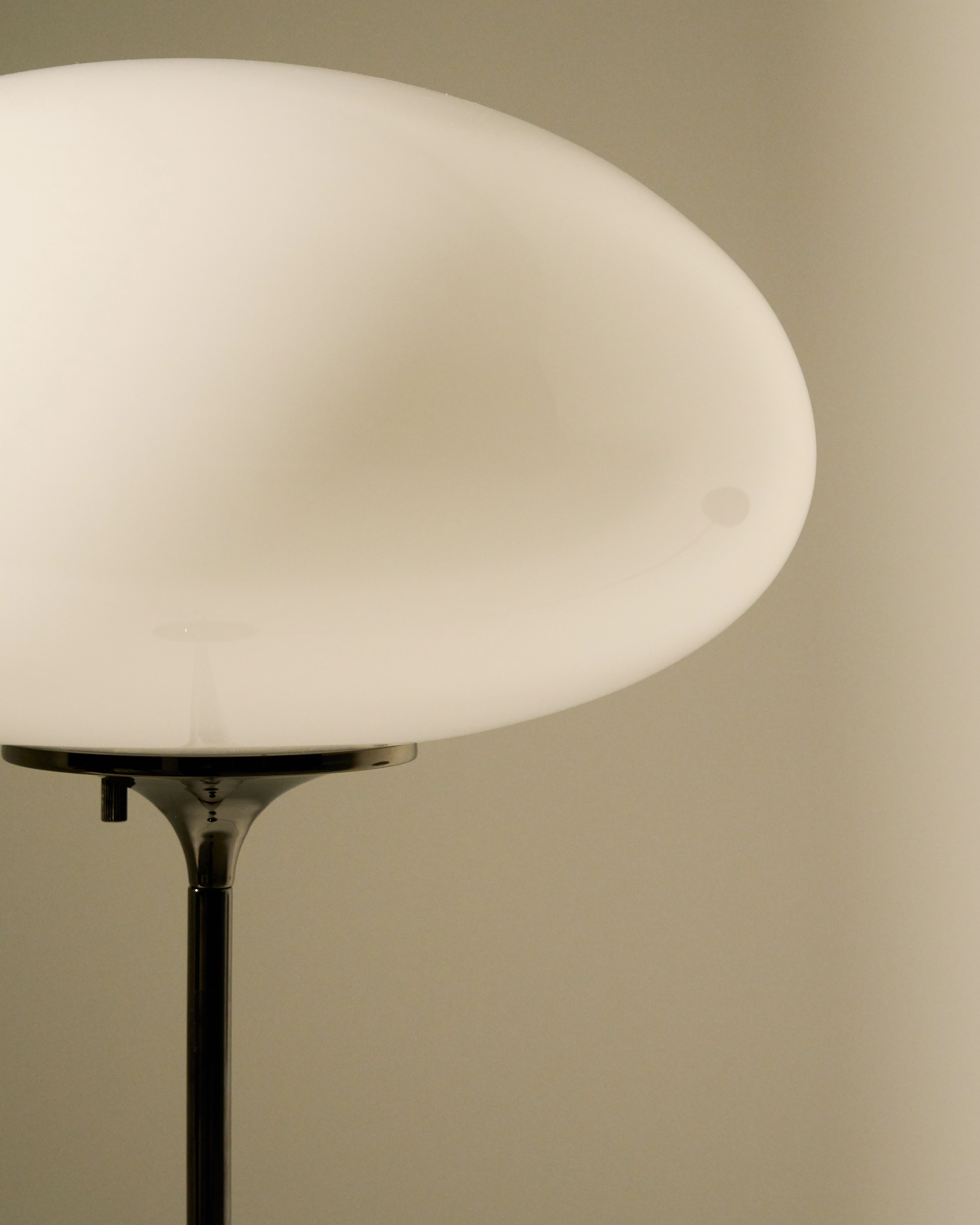 Gubi Stemlite Golvlampa, svart krom från GUBI, bild 3