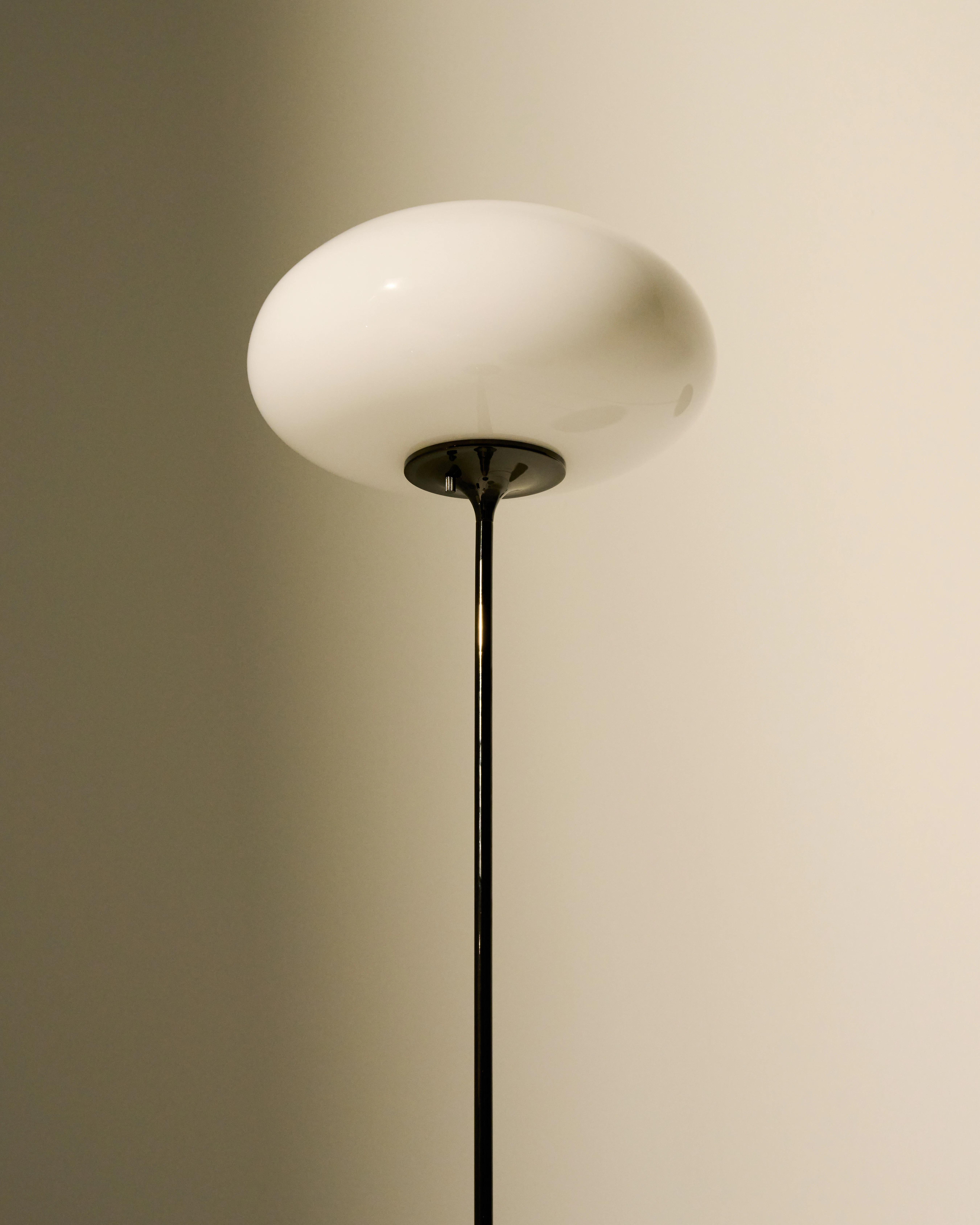 Gubi Stemlite Golvlampa, svart krom från GUBI, bild 6