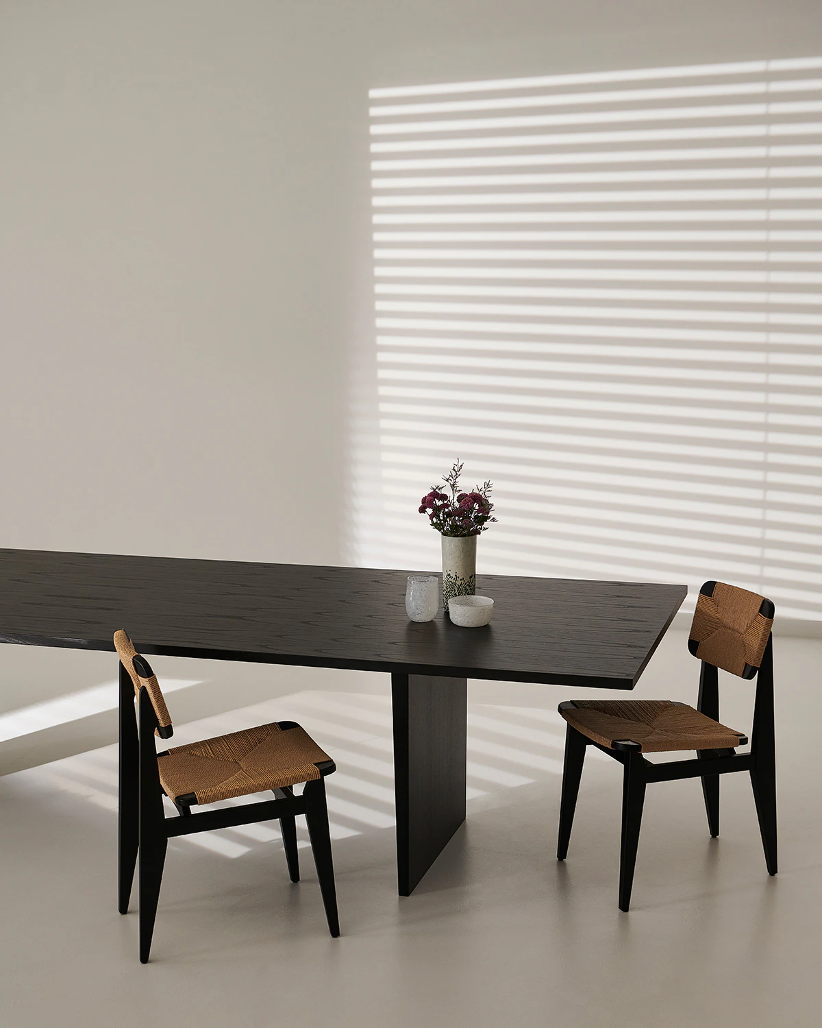 Gubi Private Matbord 320 Cm, svartbetsad ask från GUBI, bild 5
