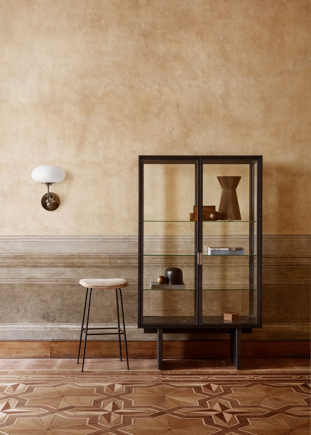 Gubi Private Vitrinskåp 110x45x191 Cm, brunsvart från GUBI, bild 2