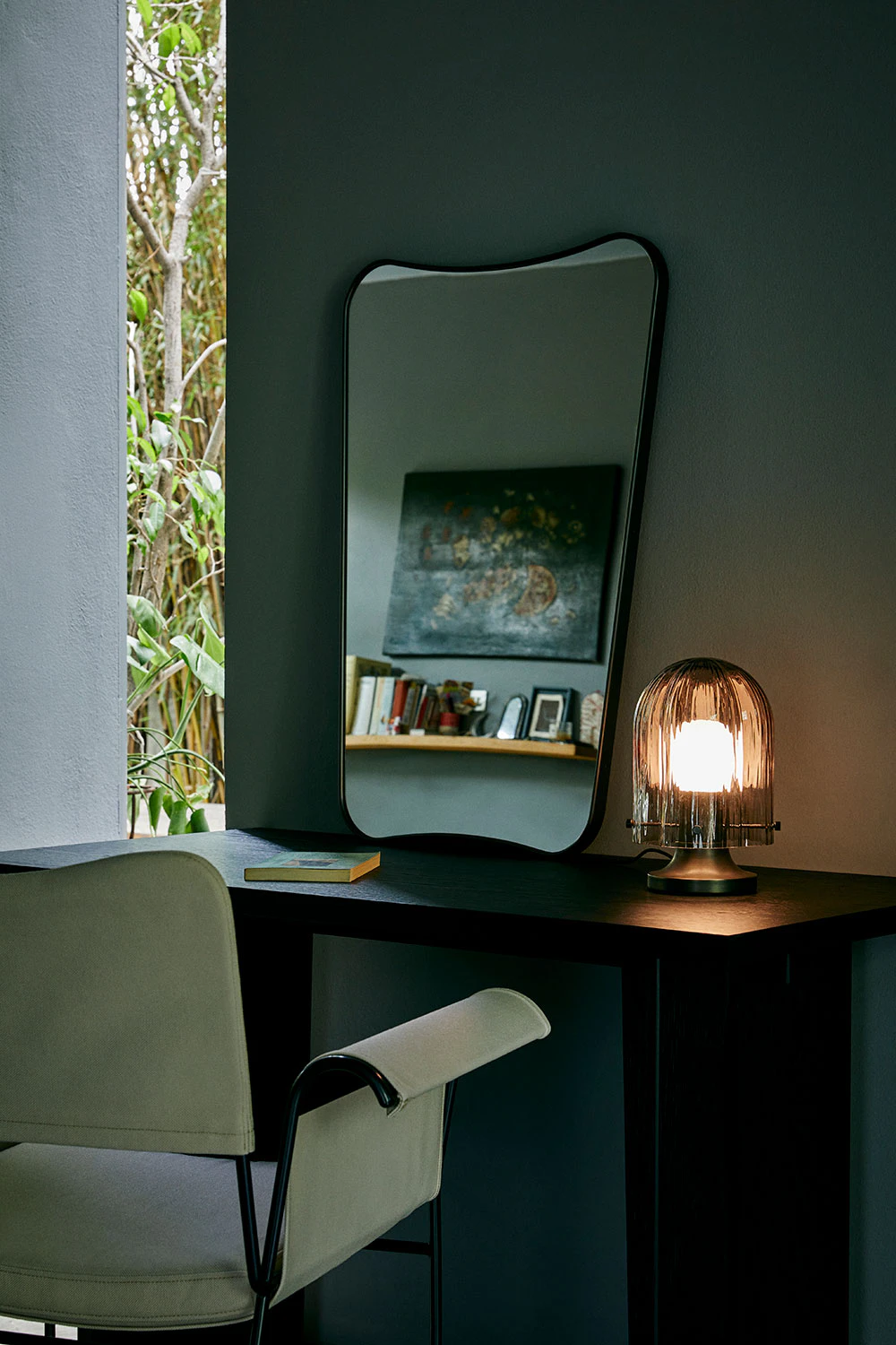 Gubi Seine Bordslampa, smoke från Gubi, bild 3