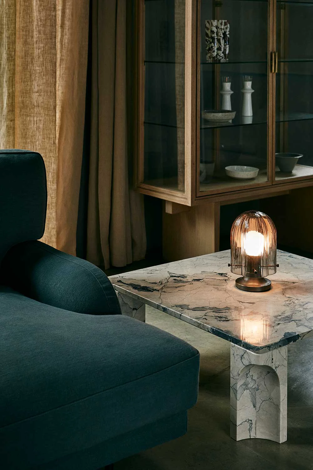 Gubi Seine Bordslampa, smoke från Gubi, bild 4