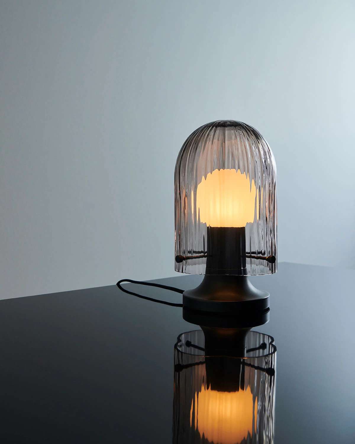 Gubi Seine Bordslampa, smoke från Gubi, bild 2