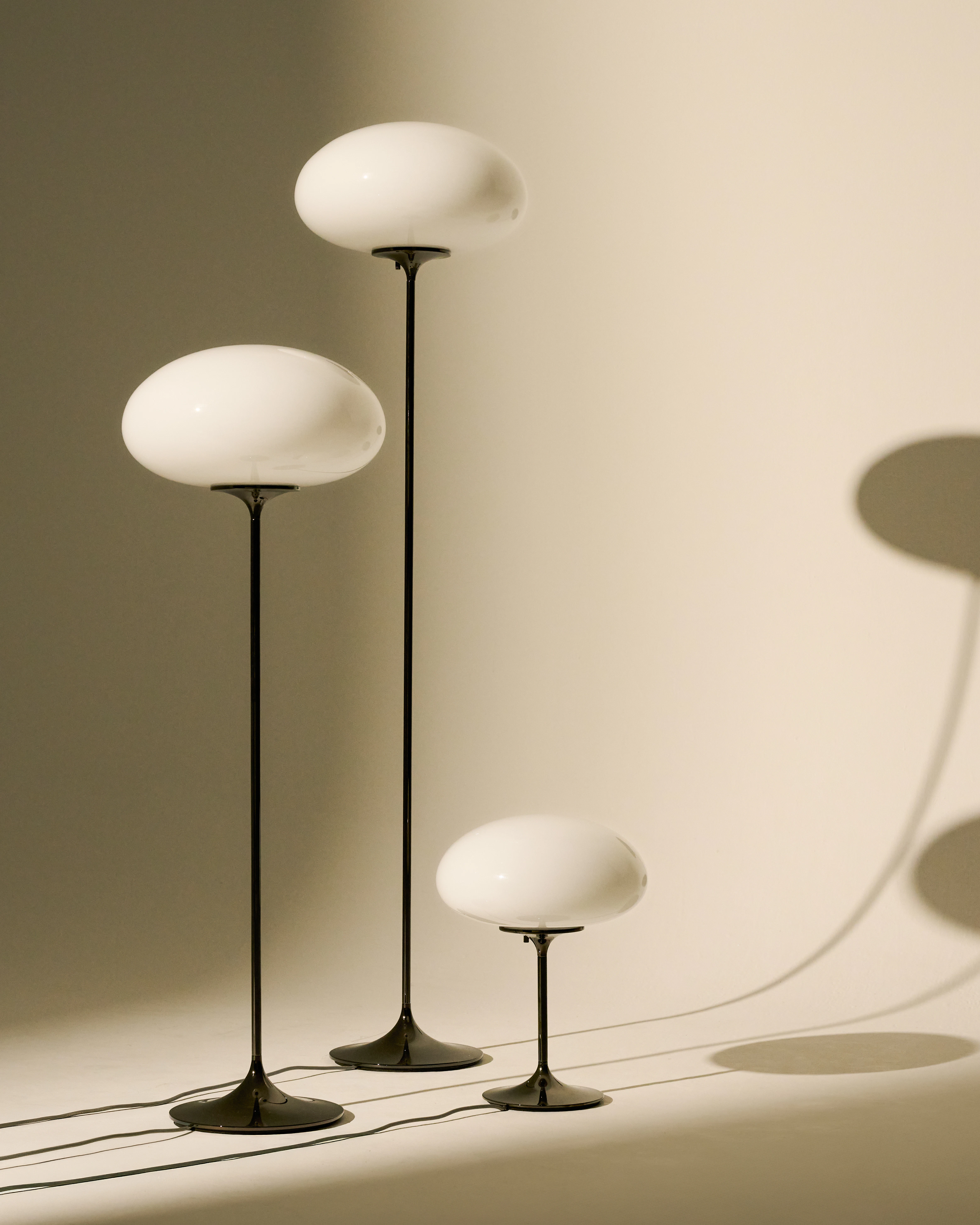 Gubi Stemlite Bordslampa 42 Cm / Opal, svart krom från GUBI, bild 3
