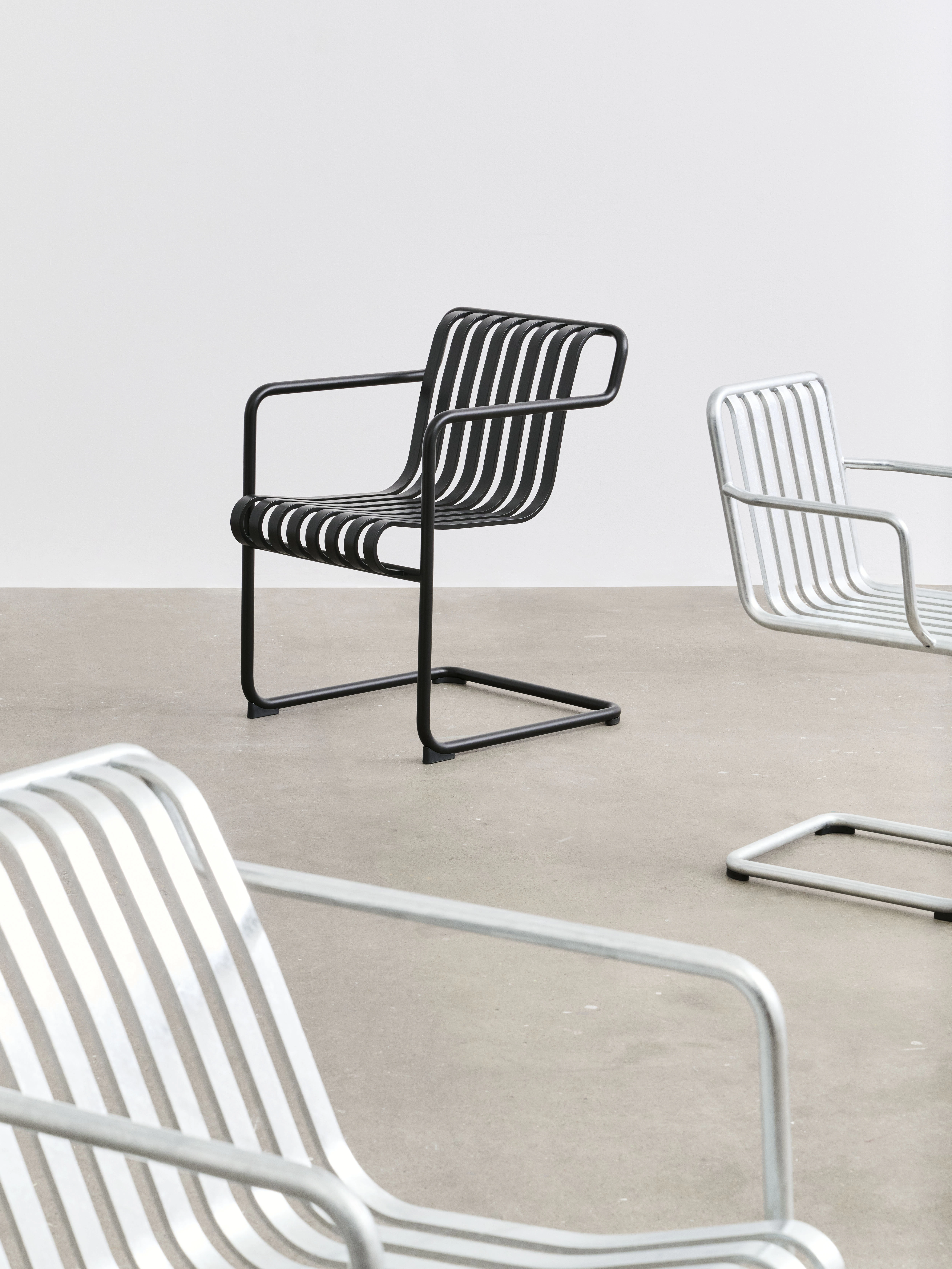 Hay Palissade Cantilever Armchair, svart från HAY, bild 3
