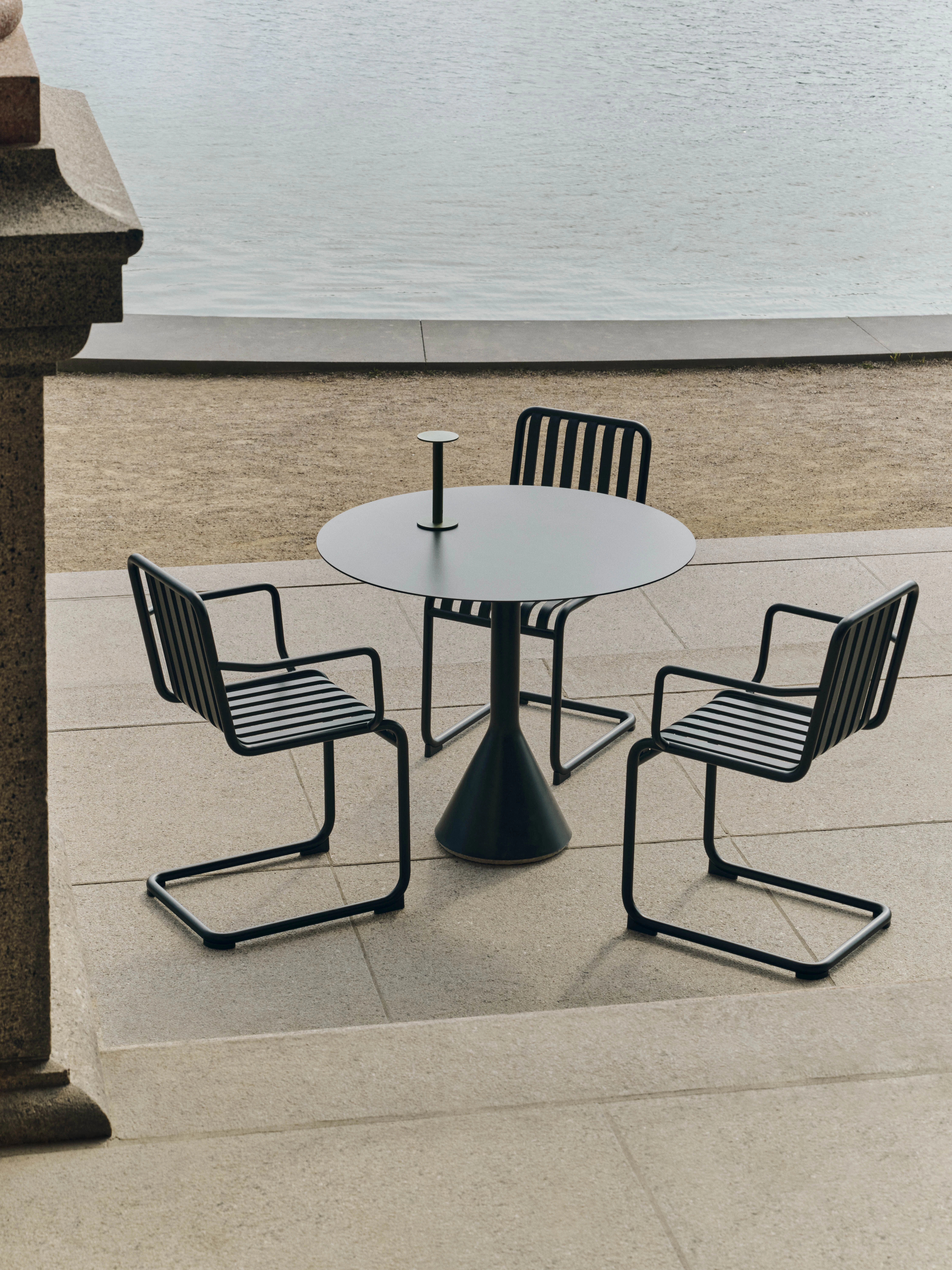Hay Palissade Cantilever Chair, svart från HAY, bild 2