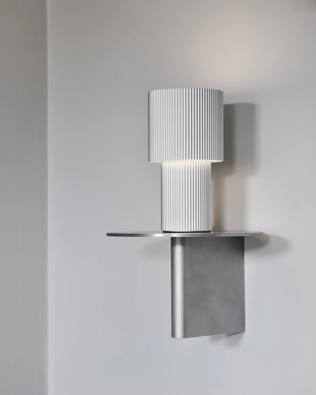 Herstal Iluma Bordslampa Portabel, silver från Herstal, bild 2