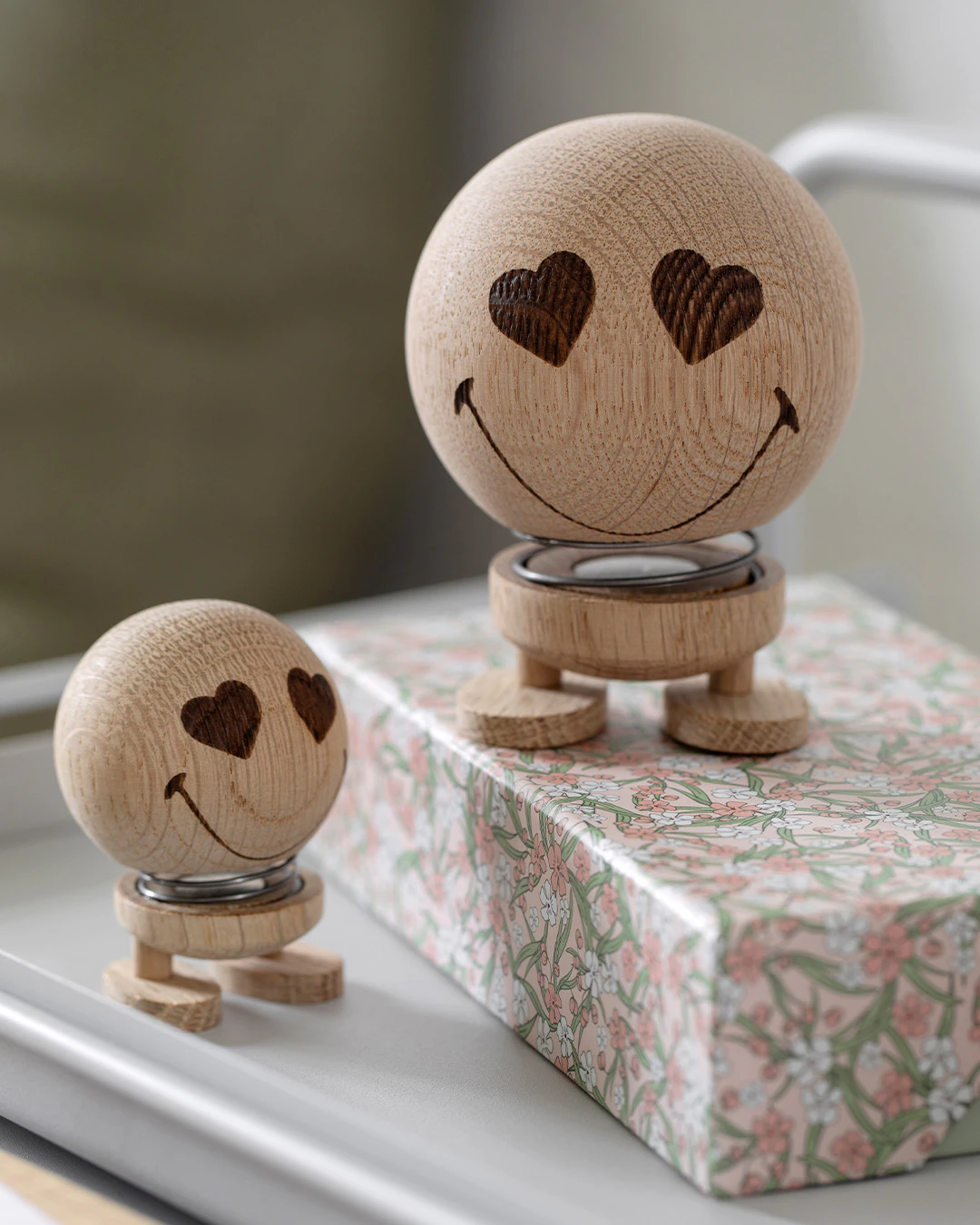 Hoptimist Smiley Love Figur M Naturlig, neutral ek från Hoptimist, bild 3