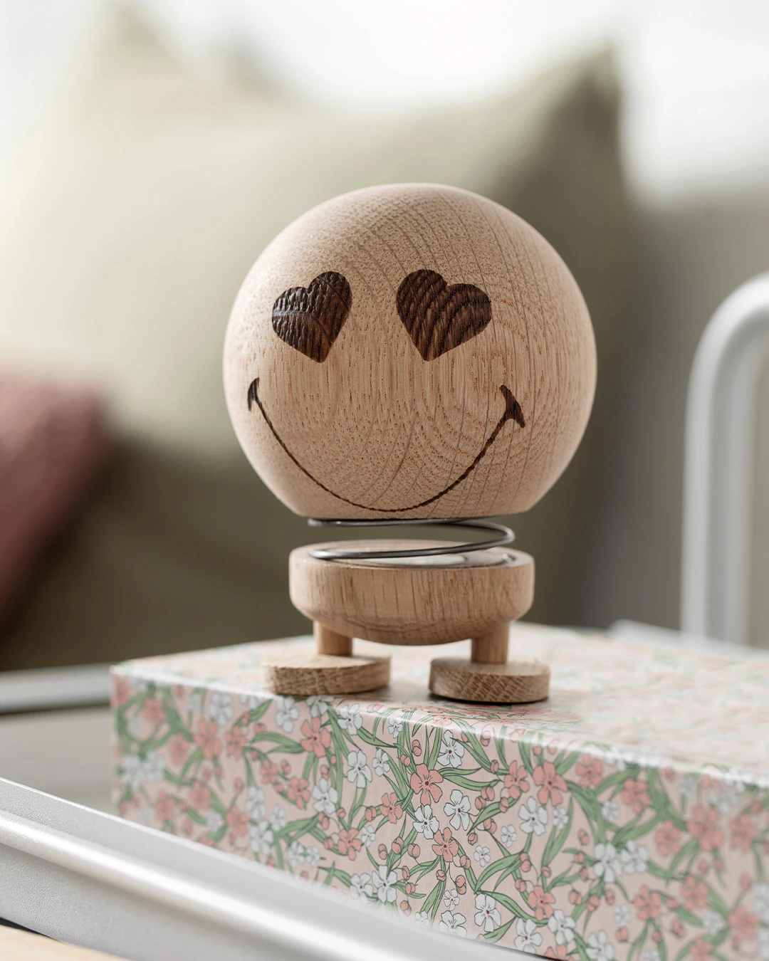 Hoptimist Smiley Love Figur M Naturlig, neutral ek från Hoptimist, bild 2