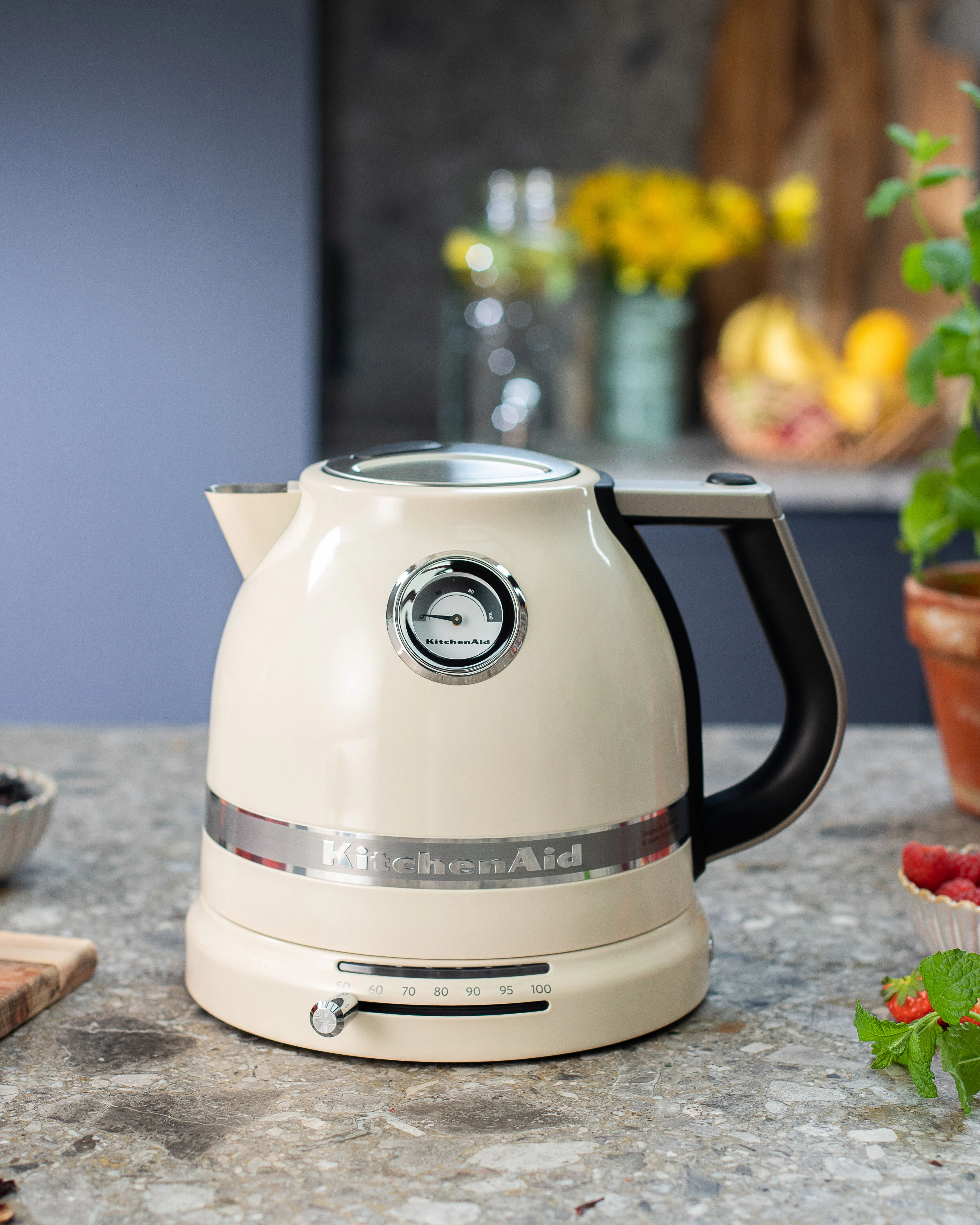Kitchenaid 5kek1522eac Vattenkokare Artisan 1,5l Med Reglerbar Temperatur Crème, creme från KitchenAid, bild 2