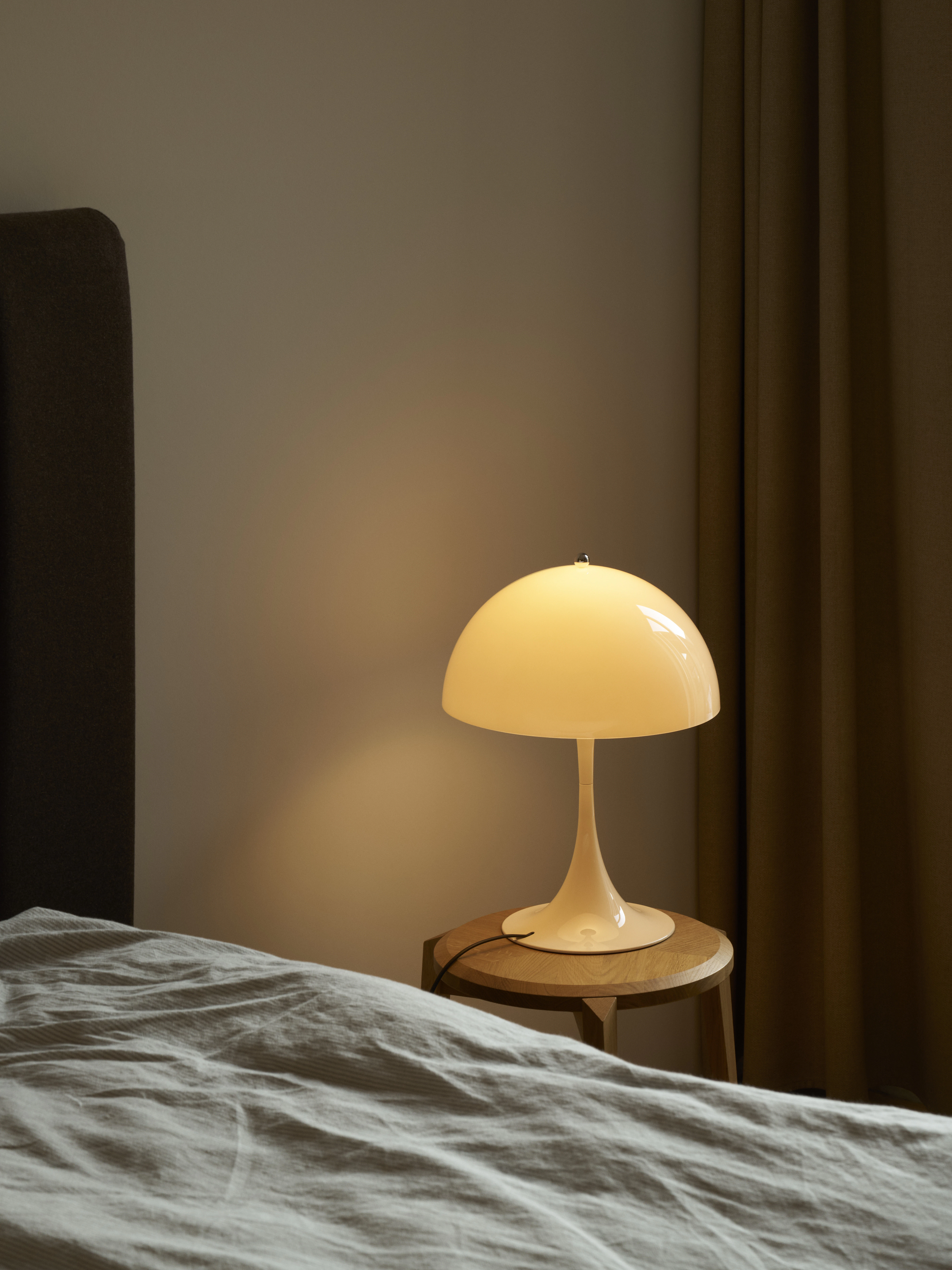 Louis Poulsen Panthella 320 Bordslampa, opal beige från Louis Poulsen, bild 5