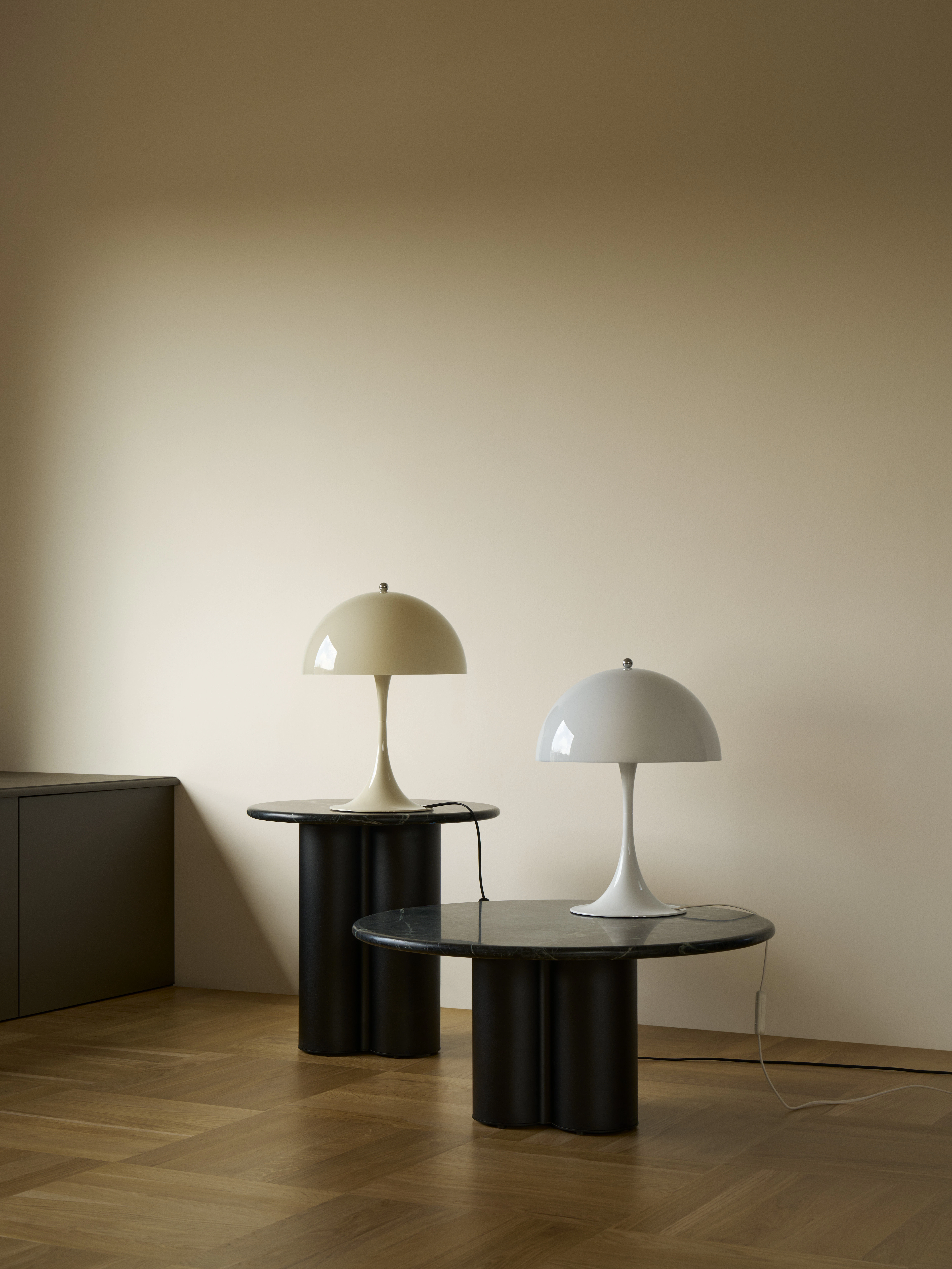 Louis Poulsen Panthella 320 Bordslampa, opal beige från Louis Poulsen, bild 4