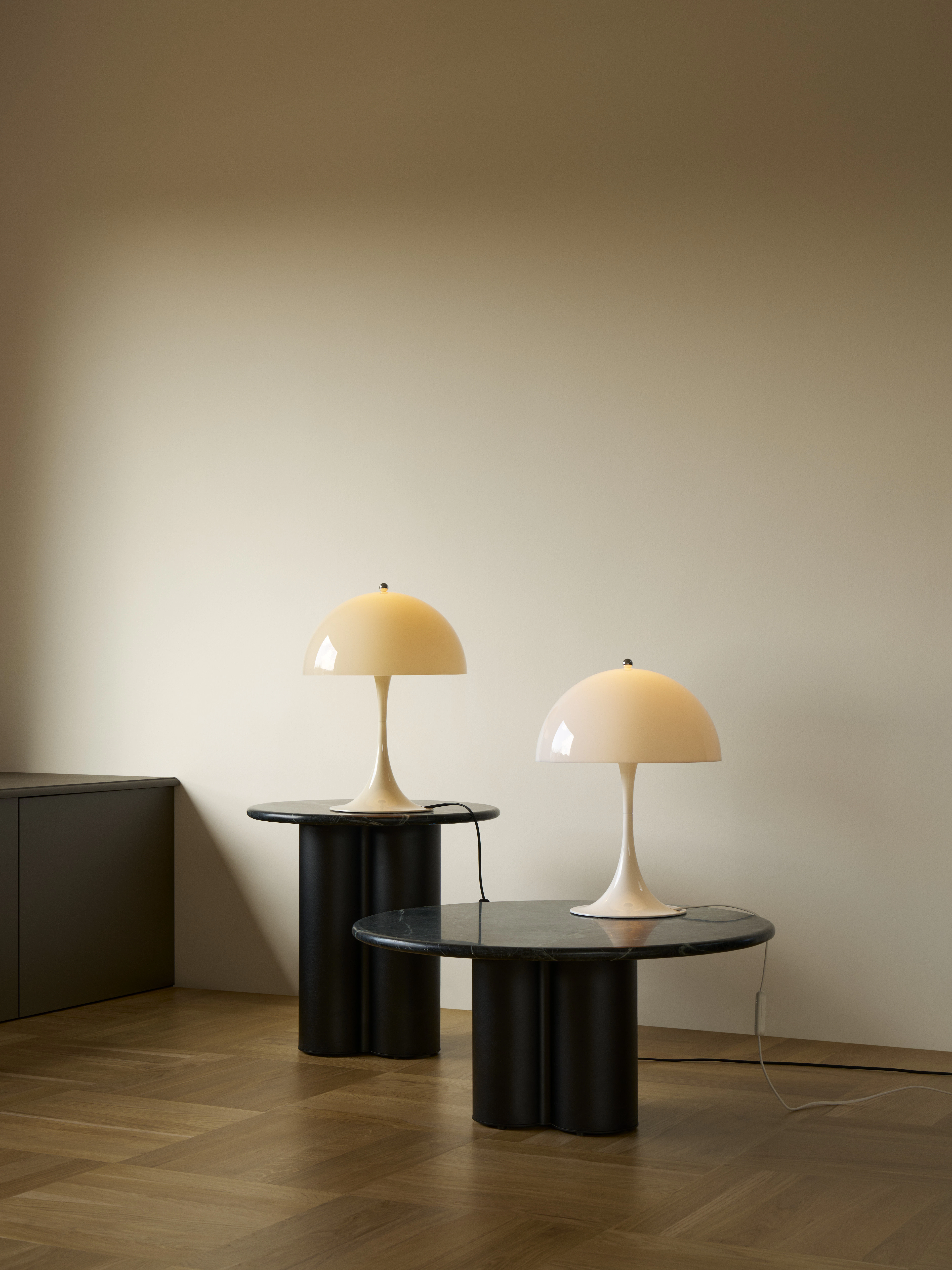 Louis Poulsen Panthella 320 Bordslampa, opal beige från Louis Poulsen, bild 2