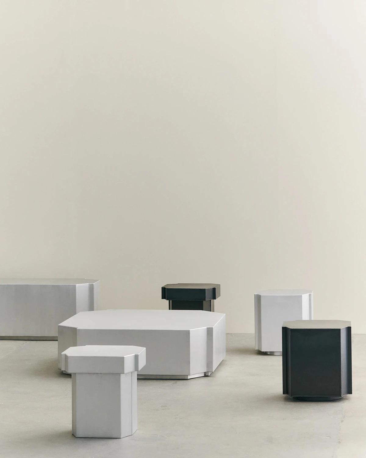 Louise Roe Funki Pall 01 40x46 Cm, borstad aluminium från Louise Roe, bild 2