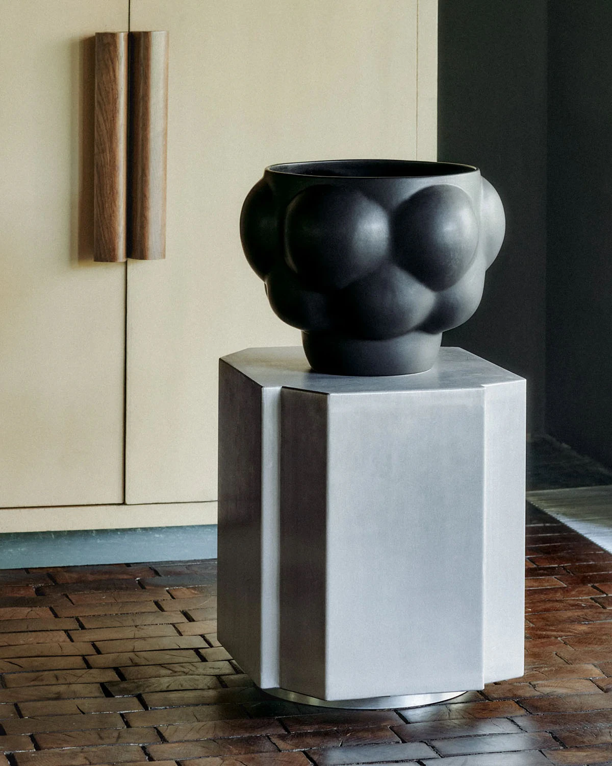 Louise Roe Funki Pall 01 40x46 Cm, borstad aluminium från Louise Roe, bild 6