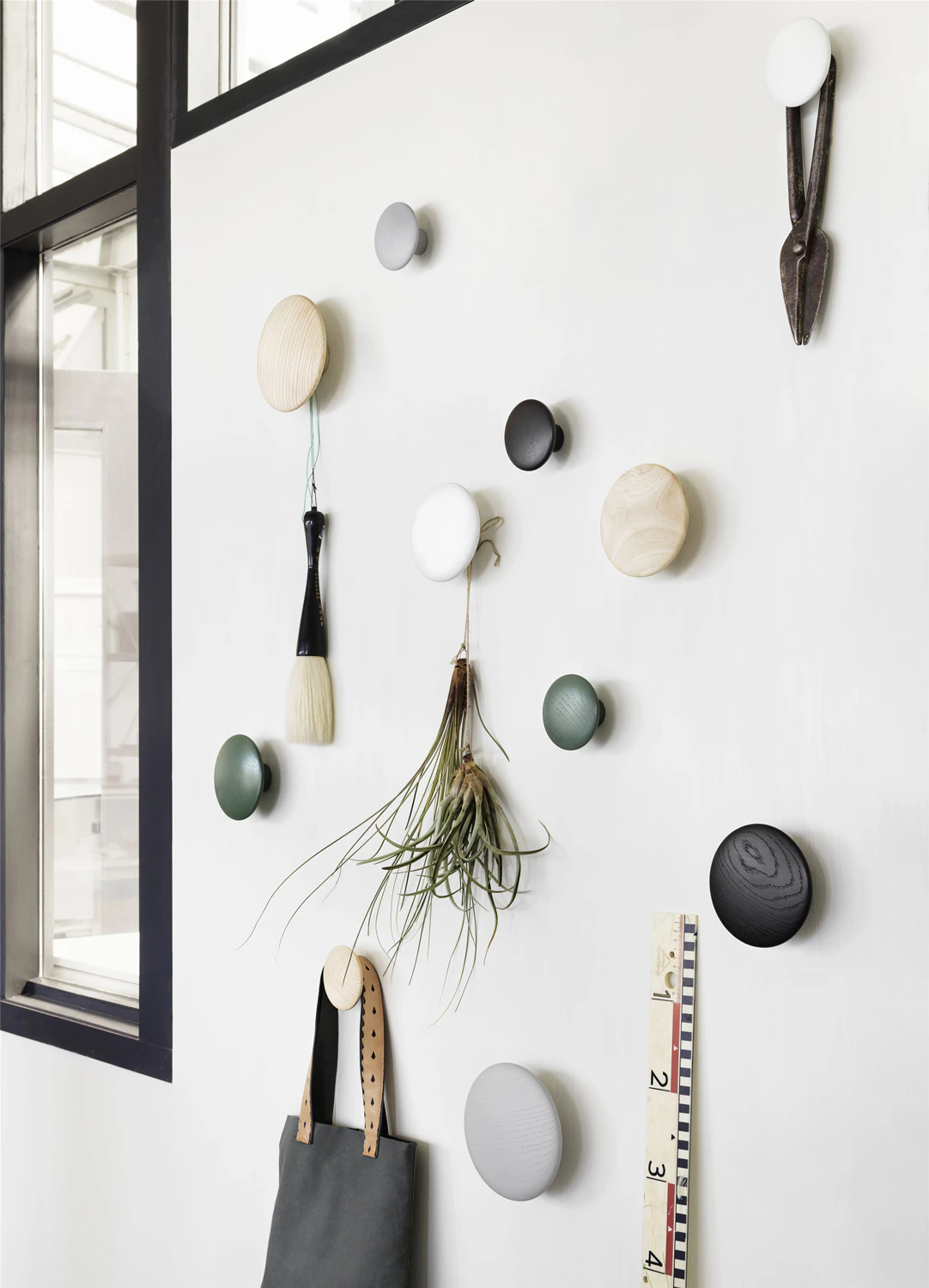 Muuto Dots Krok Trä Ø9 Cm, mörkgrå från Muuto, bild 4