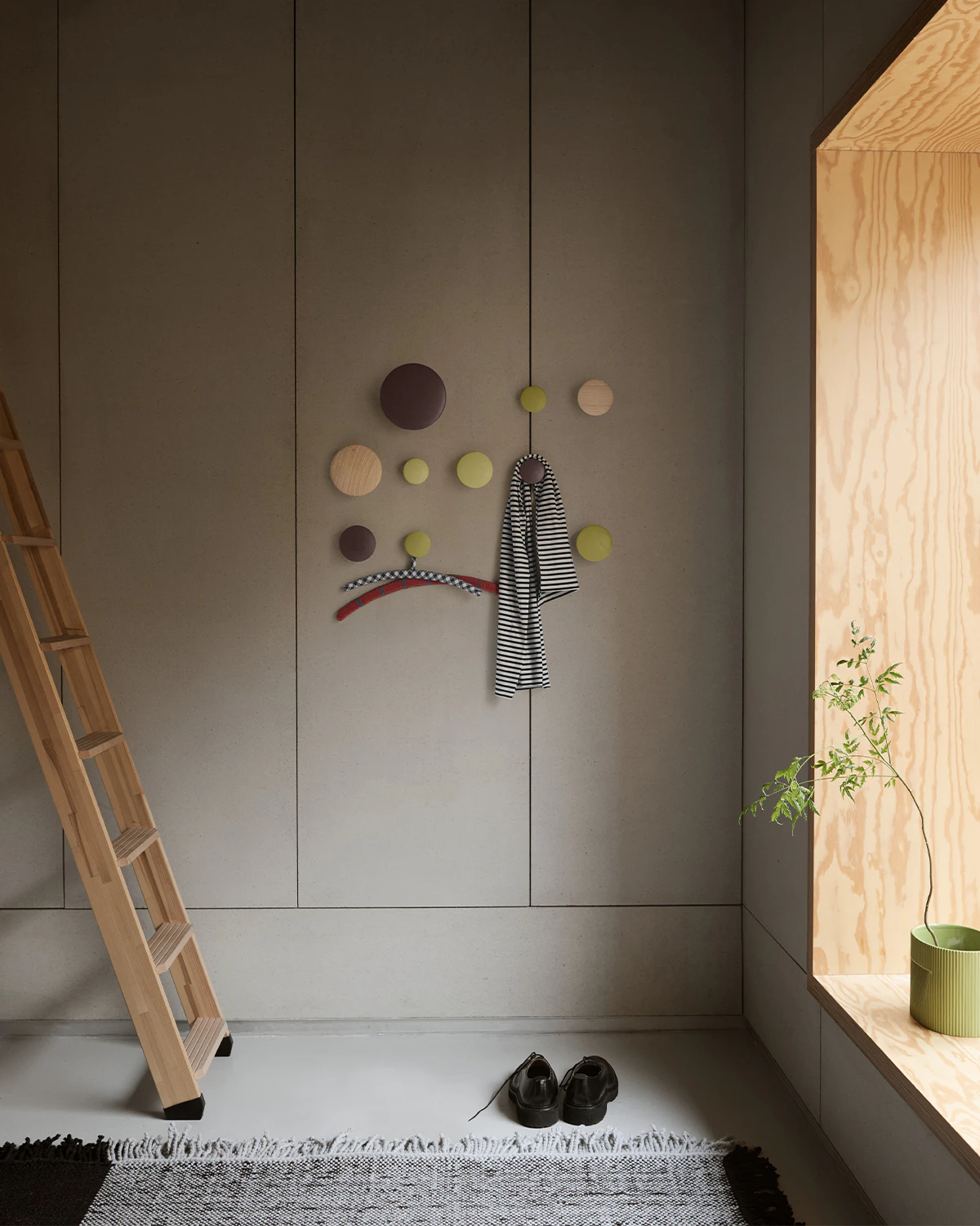 Muuto Dots Wood Krokar, ek från Muuto, bild 4
