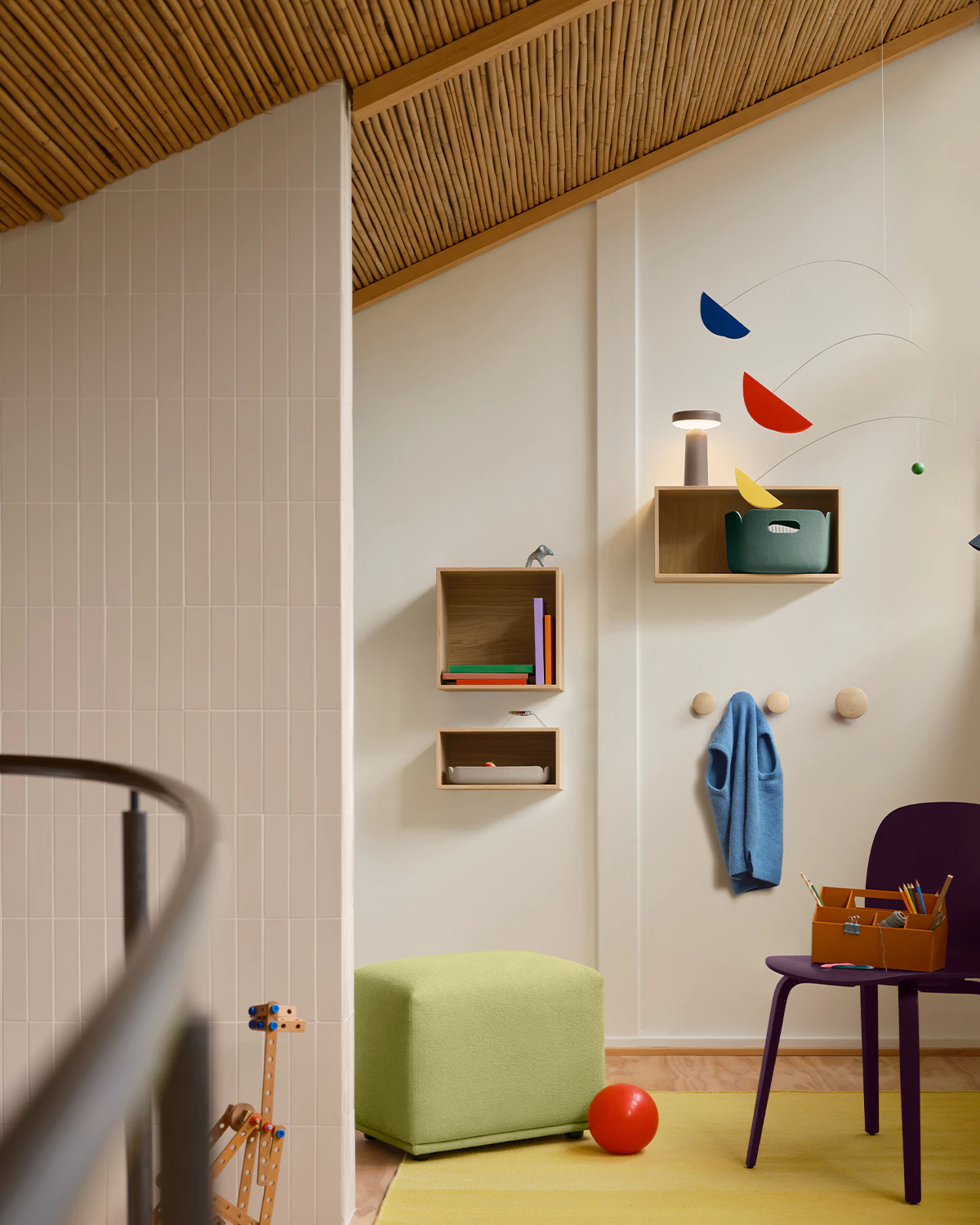 Muuto Dots Wood Krokar, ek från Muuto, bild 3