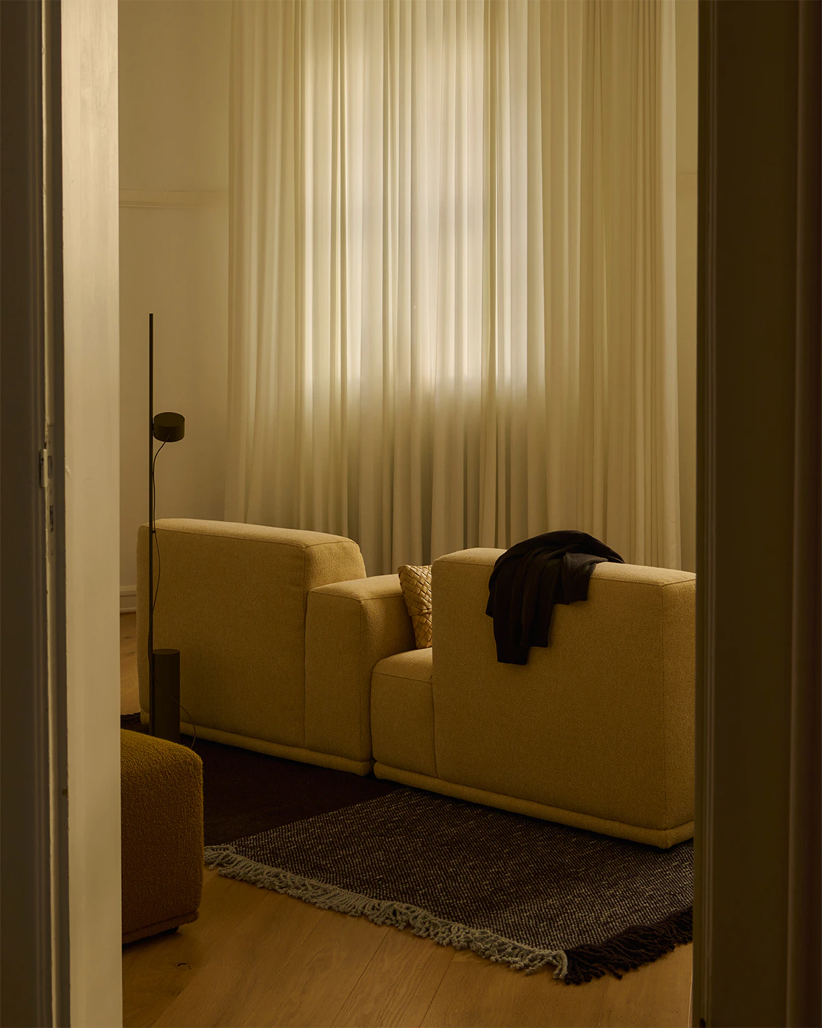 Muuto Post Golvlampa, svart från Muuto, bild 4
