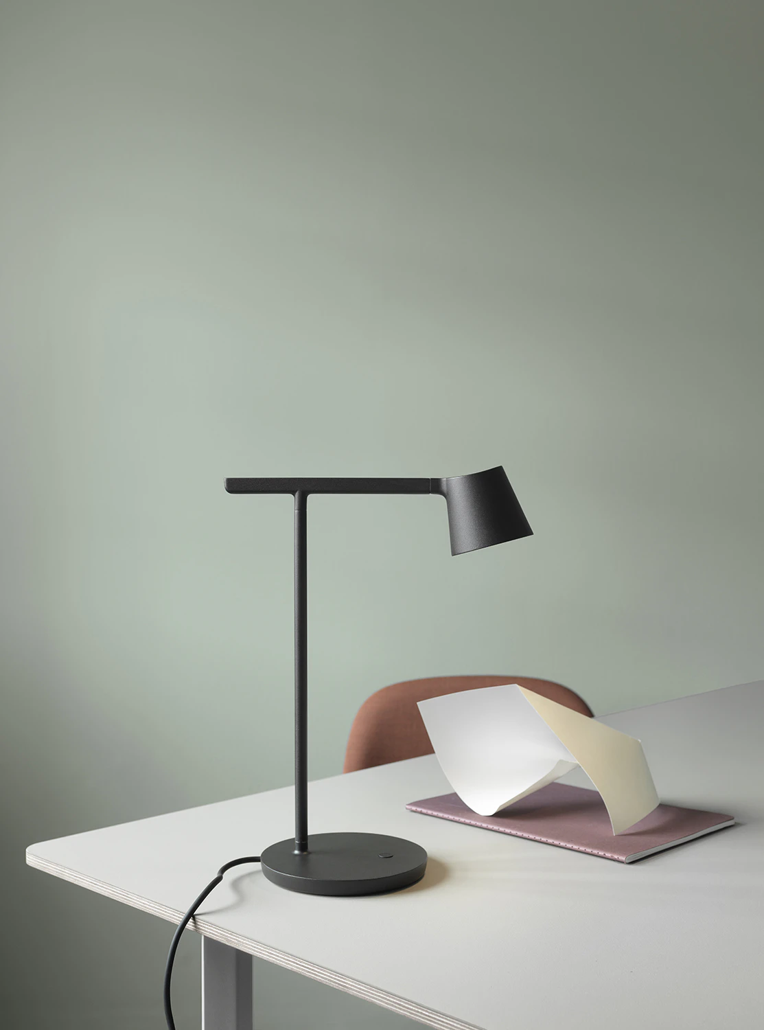 Muuto Tip Bordslampa, svart från Muuto, bild 3